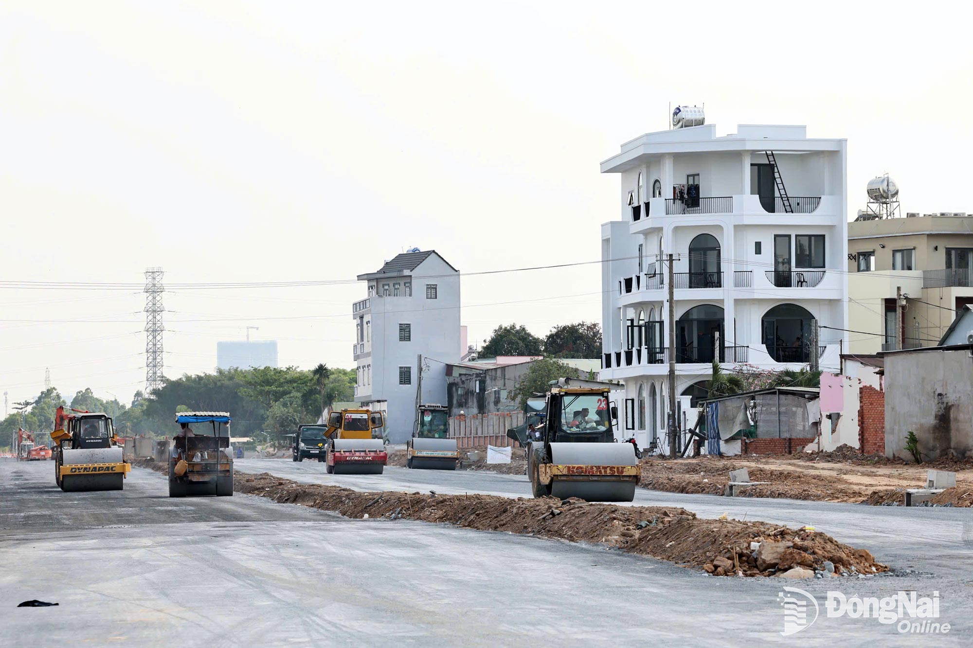 Dự án Đường trục trung tâm phường Trấn Biên đang khẩn trương thi công và sẽ cơ bản hoàn thành đưa vào sử dụng dịp 30-4 sắp tới. Ảnh: Công Nghĩa