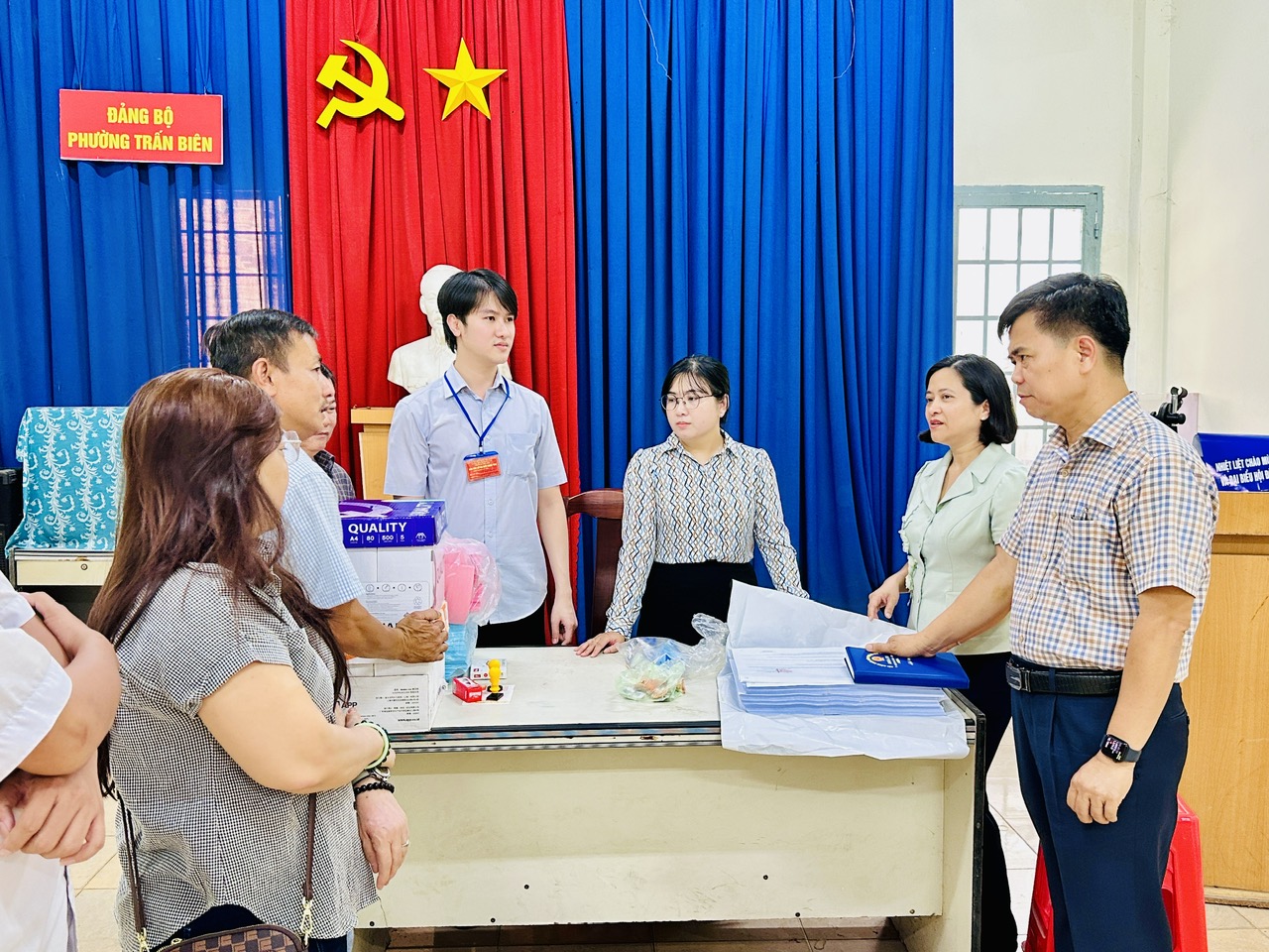 Kiểm tra tại khu vực bỏ phiếu số 12, khu phố Bửu Sơn