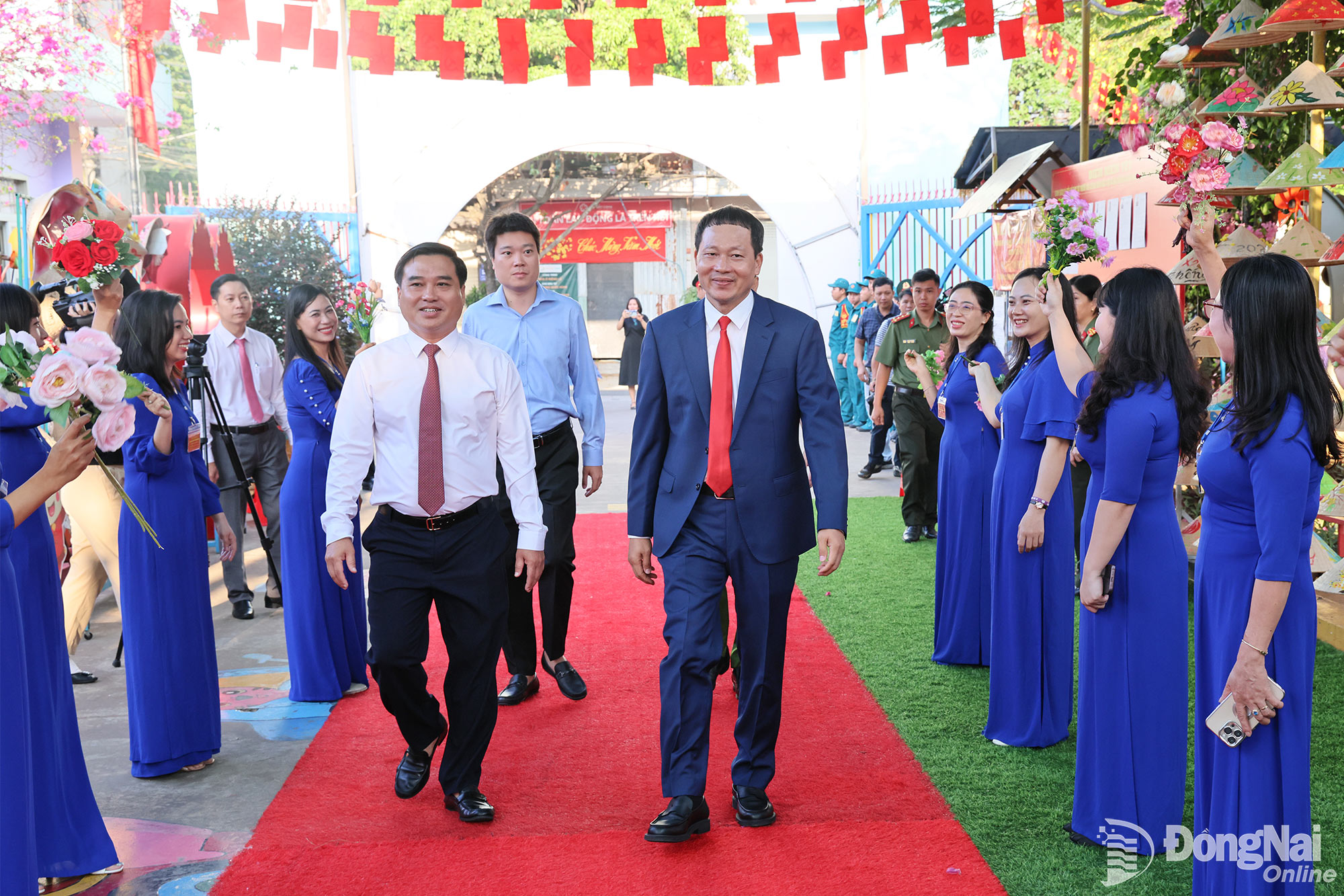 Đồng chí Vũ Hồng Văn, Ủy viên Trung ương Đảng, Bí thư Tỉnh ủy, Trưởng đoàn Đại biểu Quốc hội tỉnh, Chủ tịch Ủy ban Bầu cử tỉnh Đồng Nai đến dự khai mạc tại Khu vực bỏ phiếu số 26 thuộc khu phố Vinh Thạnh, phường Trấn Biên. Ảnh: Công Nghĩa