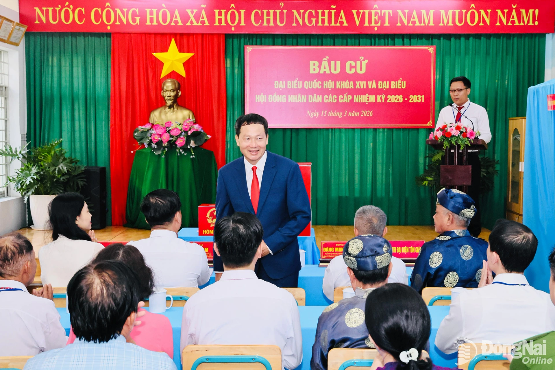Đồng chí Vũ Hồng Văn, Ủy viên Trung ương Đảng, Bí thư Tỉnh ủy, Trưởng đoàn Đại biểu Quốc hội tỉnh, Chủ tịch Ủy ban Bầu cử tỉnh Đồng Nai chào cử tri phường Trấn Biên. Ảnh: Công Nghĩa