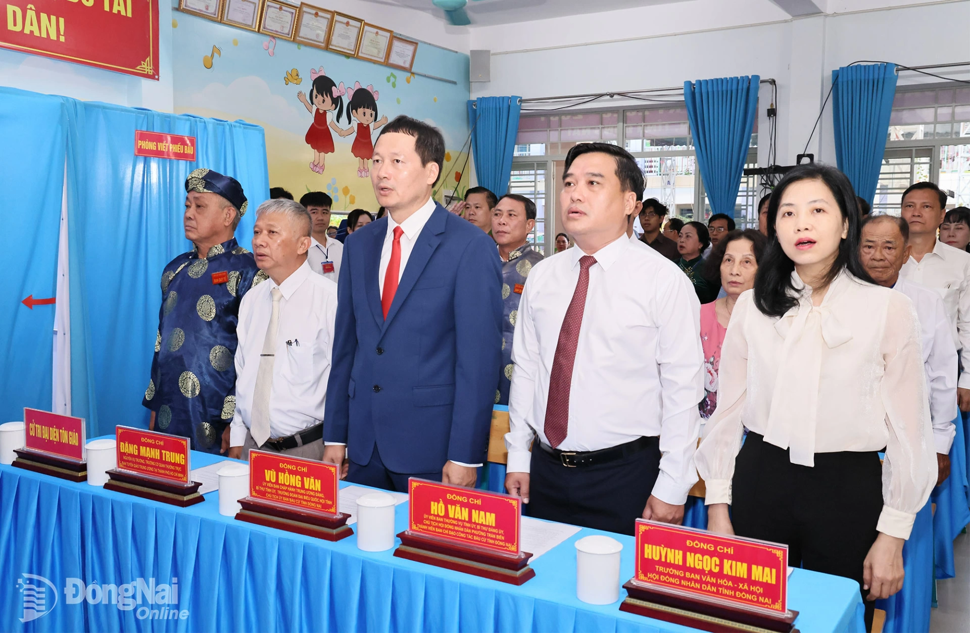 Các đại biểu thực hiện nghi thức chào cờ. Ảnh: Công Nghĩa