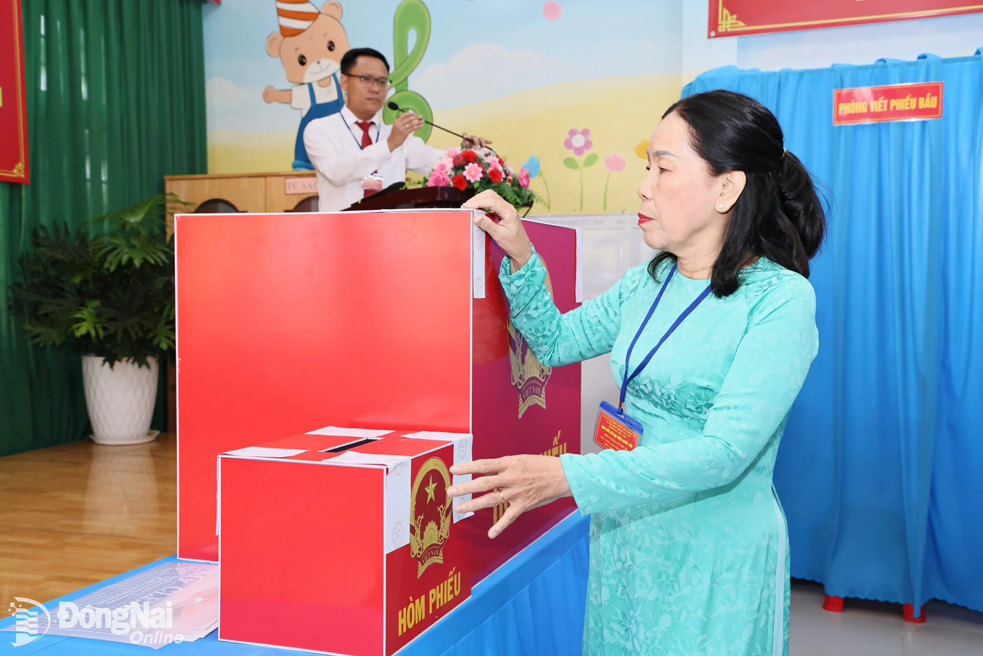 Đại diện Khu vực bỏ phiếu số 26 khu phố Vinh Thạnh kiểm tra hòm phiếu trước khi bỏ phiếu. Ảnh: Công Nghĩa