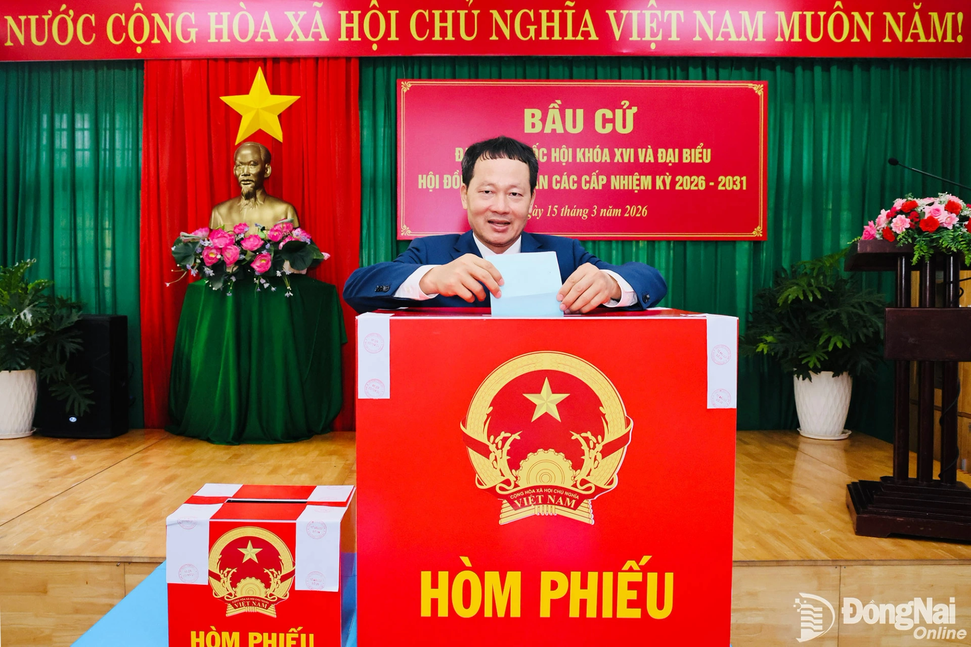 Đồng chí Vũ Hồng Văn, Ủy viên Trung ương Đảng, Bí thư Tỉnh ủy, Trưởng đoàn Đại biểu Quốc hội tỉnh, Chủ tịch Ủy ban Bầu cử tỉnh Đồng Nai bỏ phiếu bầu cử. Ảnh: Công Nghĩa