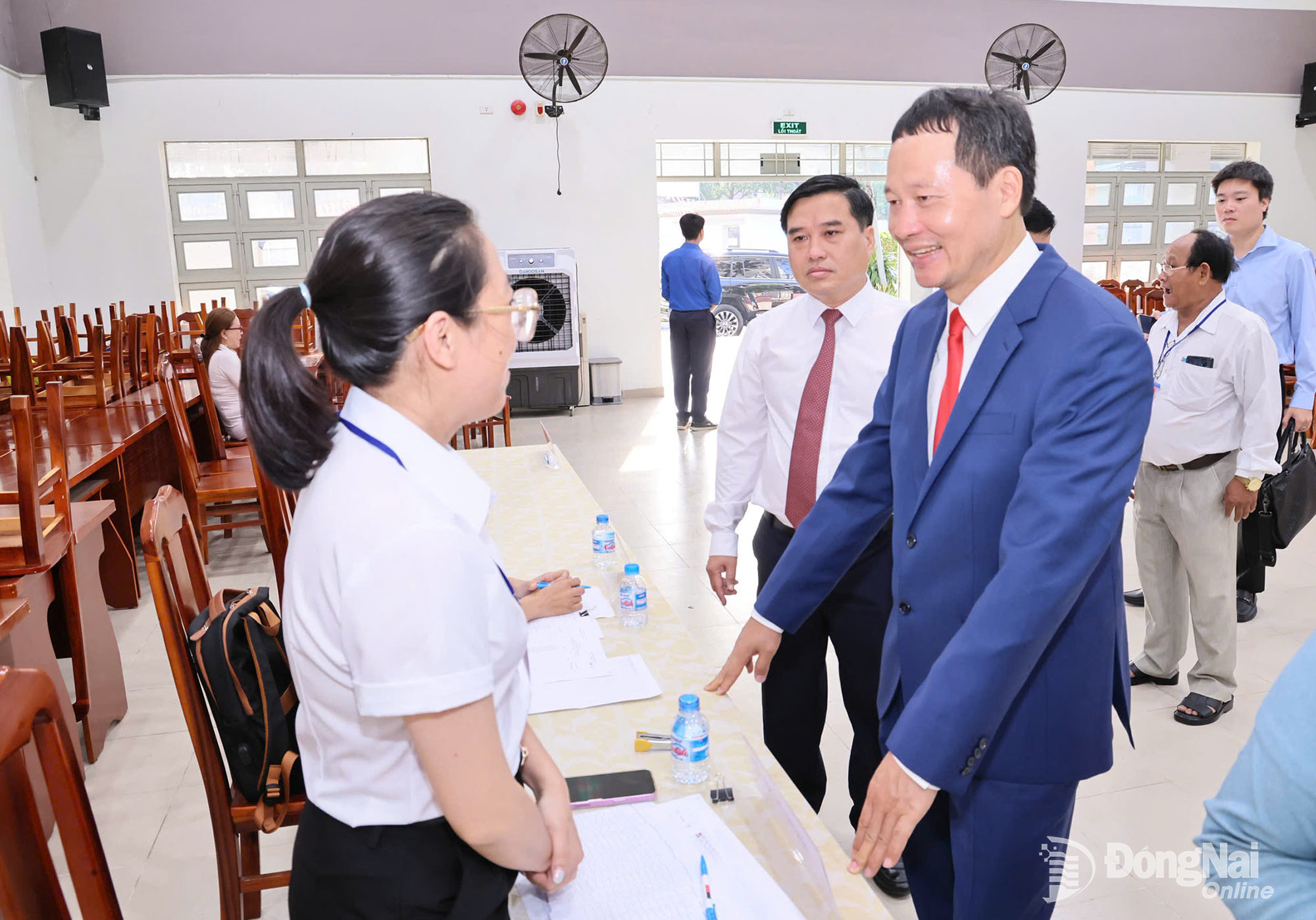 Đồng chí Vũ Hồng Văn, Ủy viên Trung ương Đảng, Bí thư Tỉnh ủy, Trưởng đoàn Đại biểu Quốc hội tỉnh, Chủ tịch Ủy ban Bầu cử tỉnh Đồng Nai đi thăm một số điểm bầu cử. Ảnh: Công Nghĩa