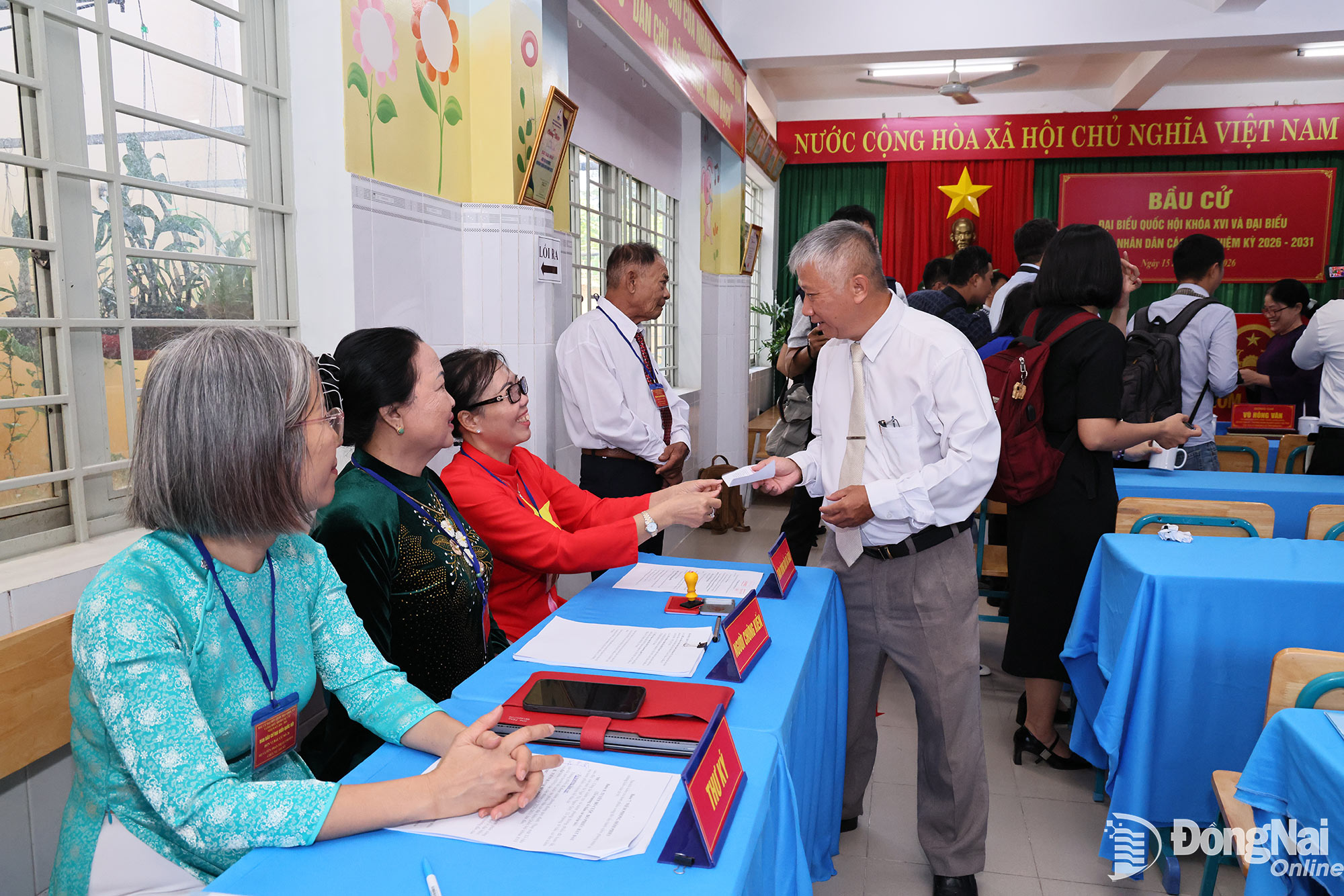 Cử tri hoàn thành bỏ phiếu bầu cử và được tổ bầu cử xác nhận bỏ phiếu. Ảnh: Công Nghĩa