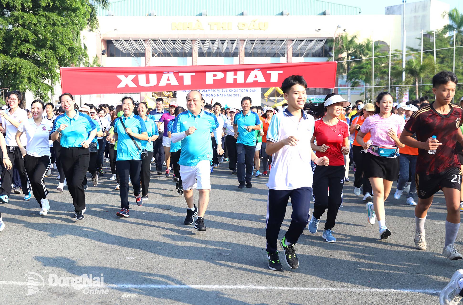 Đông đảo cán bộ, công chức, người dân tham gia lễ phát động Ngày chạy Olympic vì sức khỏe toàn dân tỉnh Đồng Nai năm 2025. Ảnh: Huy Anh