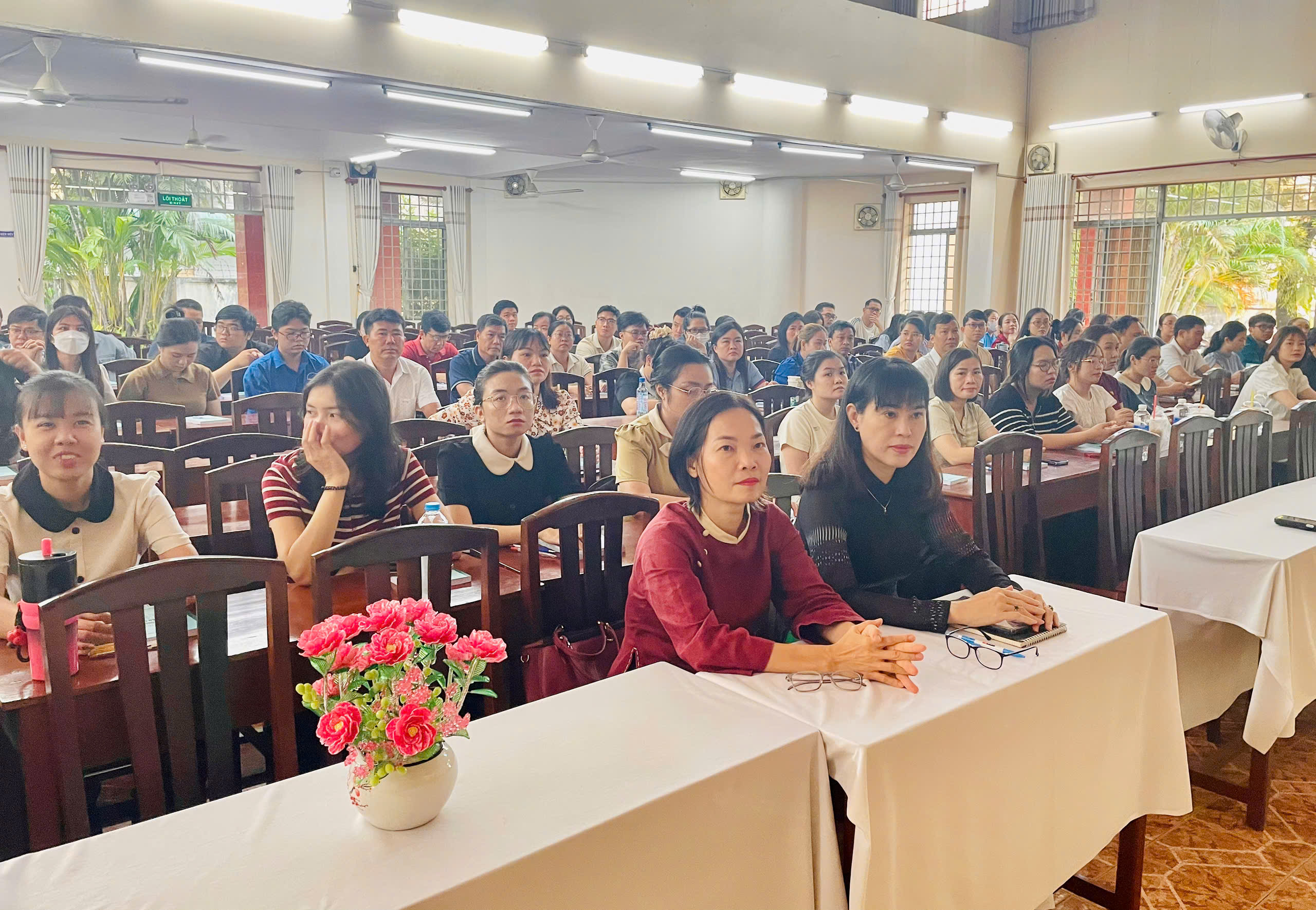 Giám đốc Trung tâm chính trị Trấn Biên Bà Phạm Thị Nguyệt Thu tham dự tại lễ khai giảng.