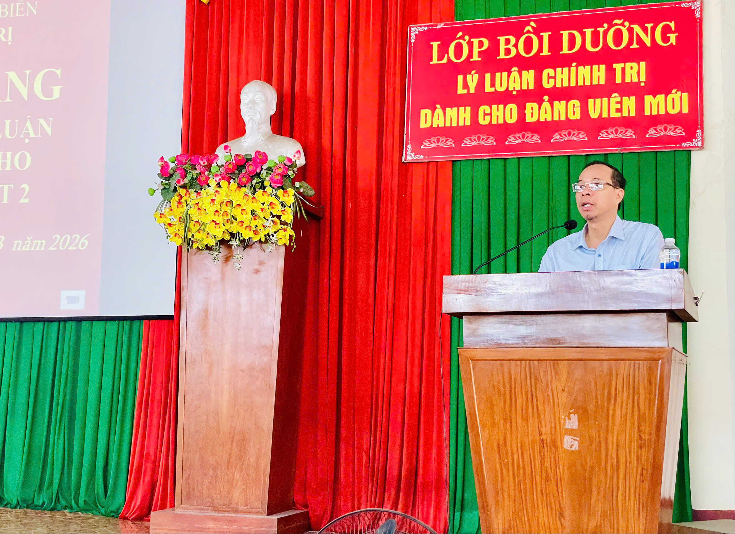 Phó Giám đốc Trung tâm chính trị Trấn Biên Ông Nguyễn Văn Hóa phổ biến quy định và nội quy lớp học.