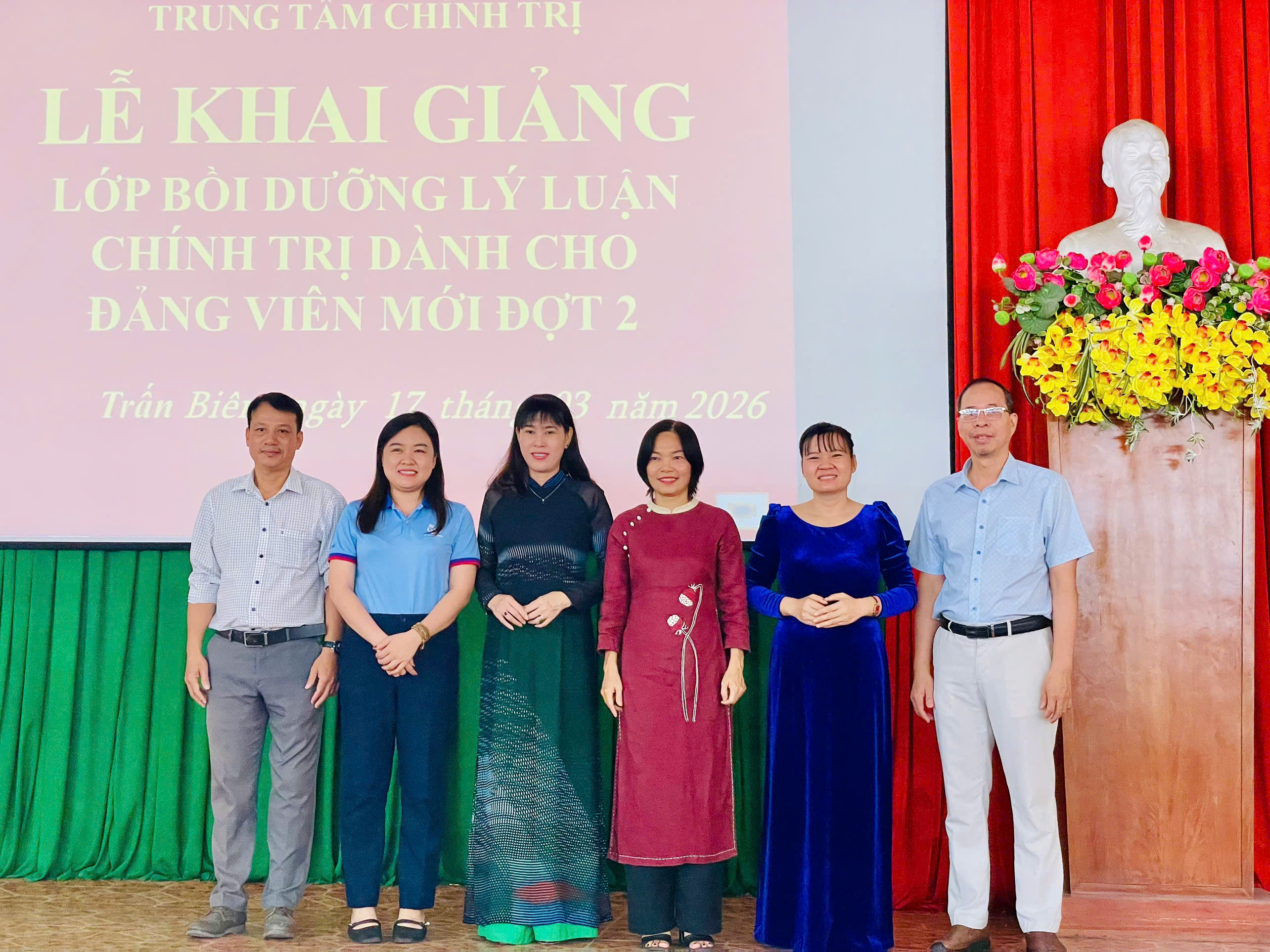 Ra mắt ban cán sự lớp.