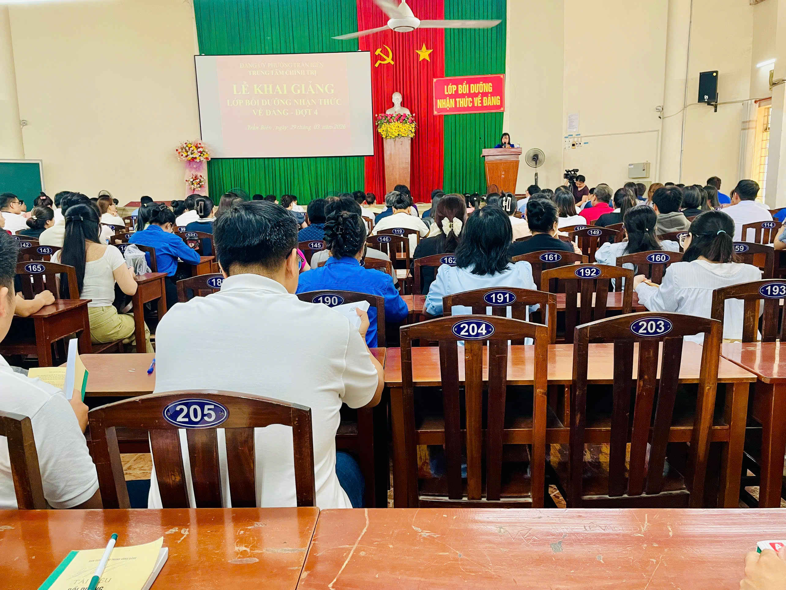 Khai giảng lớp bồi dưỡng nhận thức về Đảng cho 10 phường
