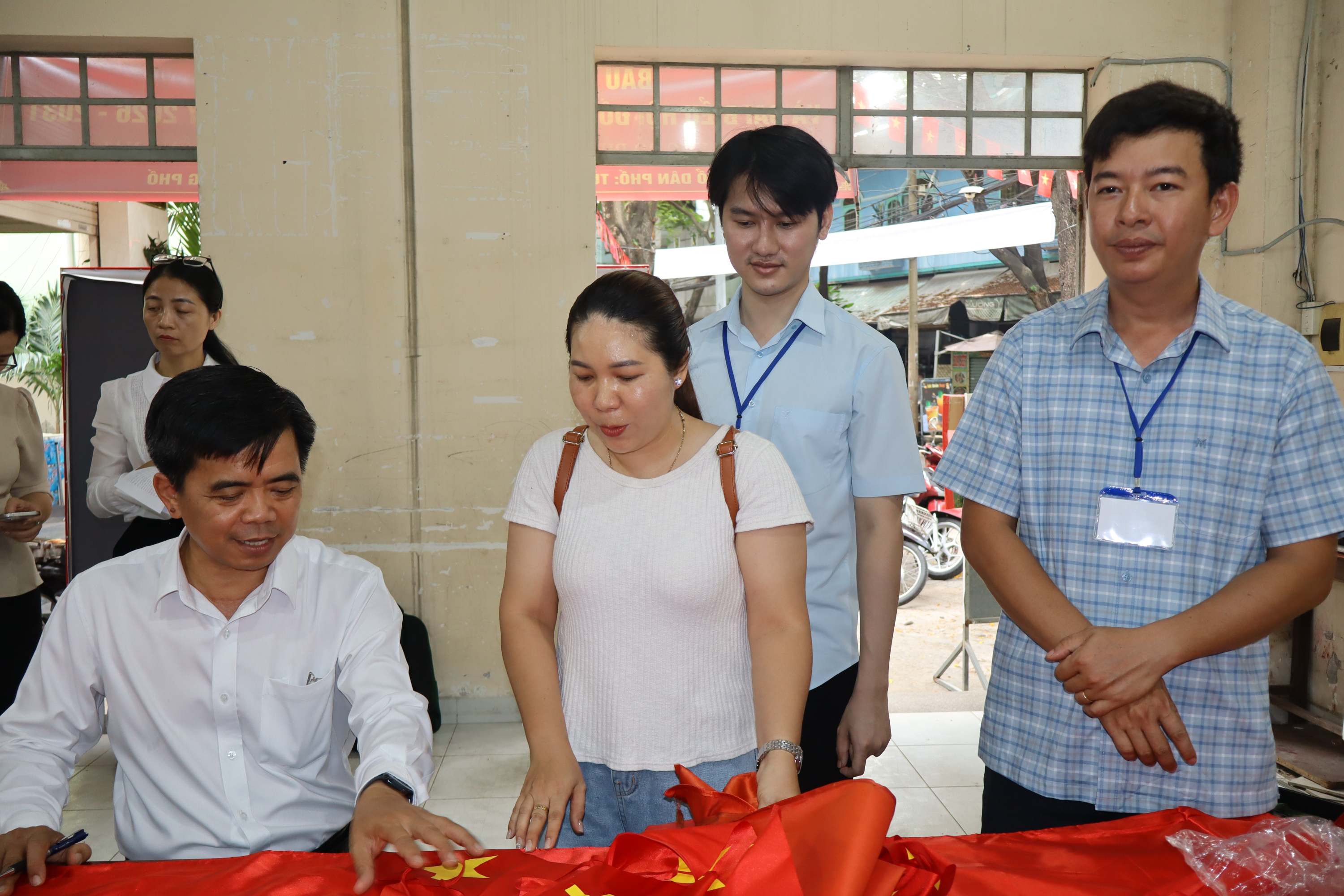 Ban bầu cử đại biểu HĐND tỉnh đơn vị số 1 kiểm tra công tác treo cờ Tổ quốc tại điểm bầu cử nhà văn hóa khu phố Sông Phố, phường Trấn Biên