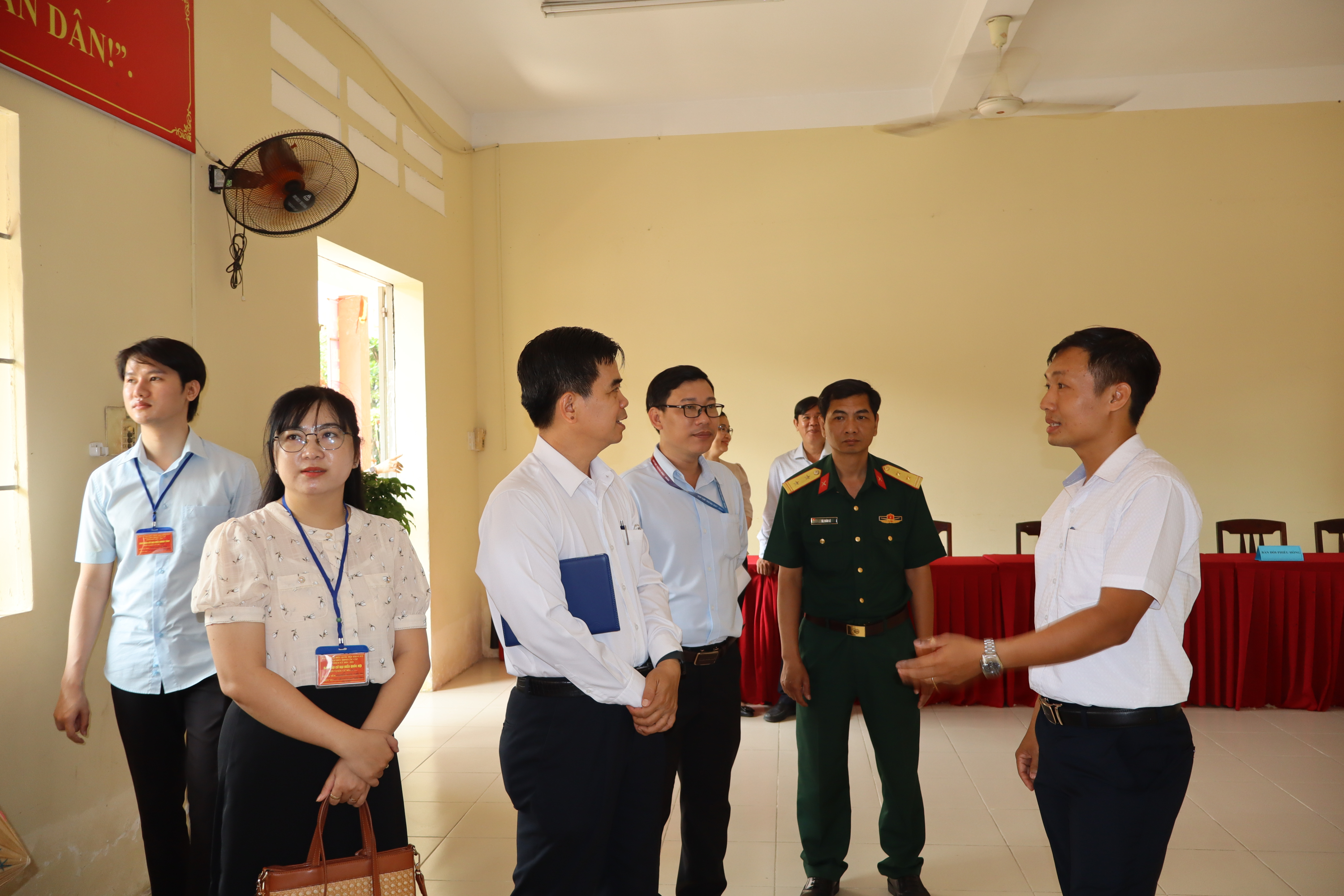 Ban bầu cử đại biểu HĐND tỉnh đơn vị số 1 kiểm tra điểm bỏ phiếu Trường Tiểu học Hóa An, phường Biên Hòa