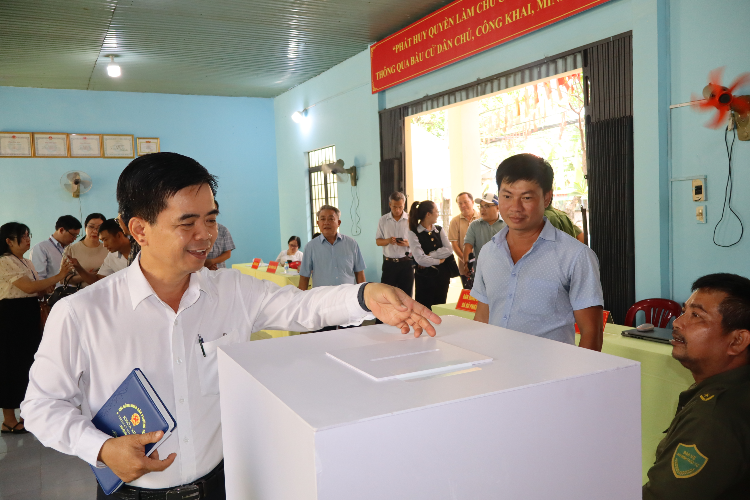 Ban bầu cử đại biểu HĐND tỉnh đơn vị số 1 kiểm tra thùng phiếu tại điểm bỏ phiếu nhà văn hóa khu phố Đồng Nai, phường Biên Hòa