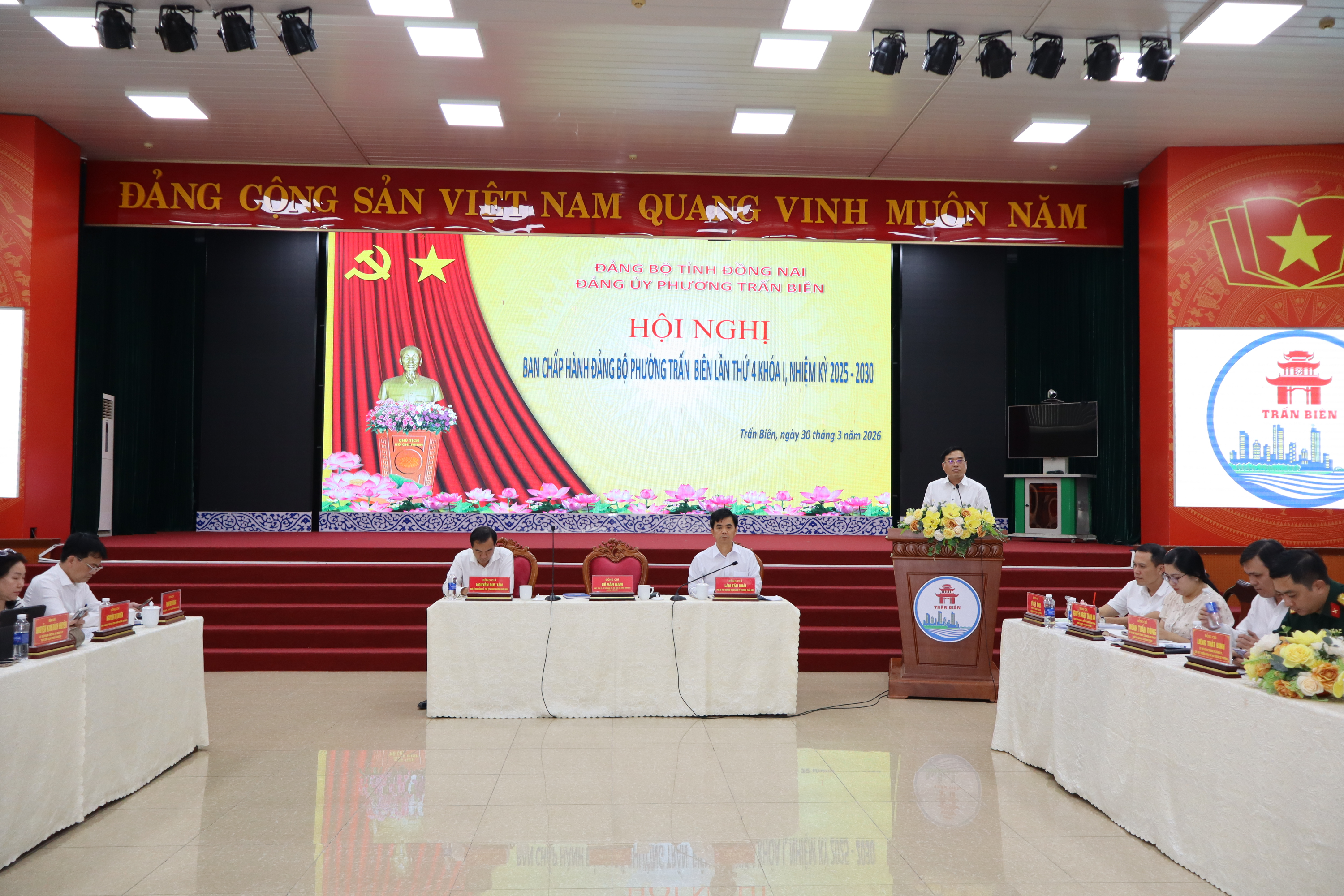 Các đại biểu tham gia hội nghị Ban Chấp hành Đảng bộ phường