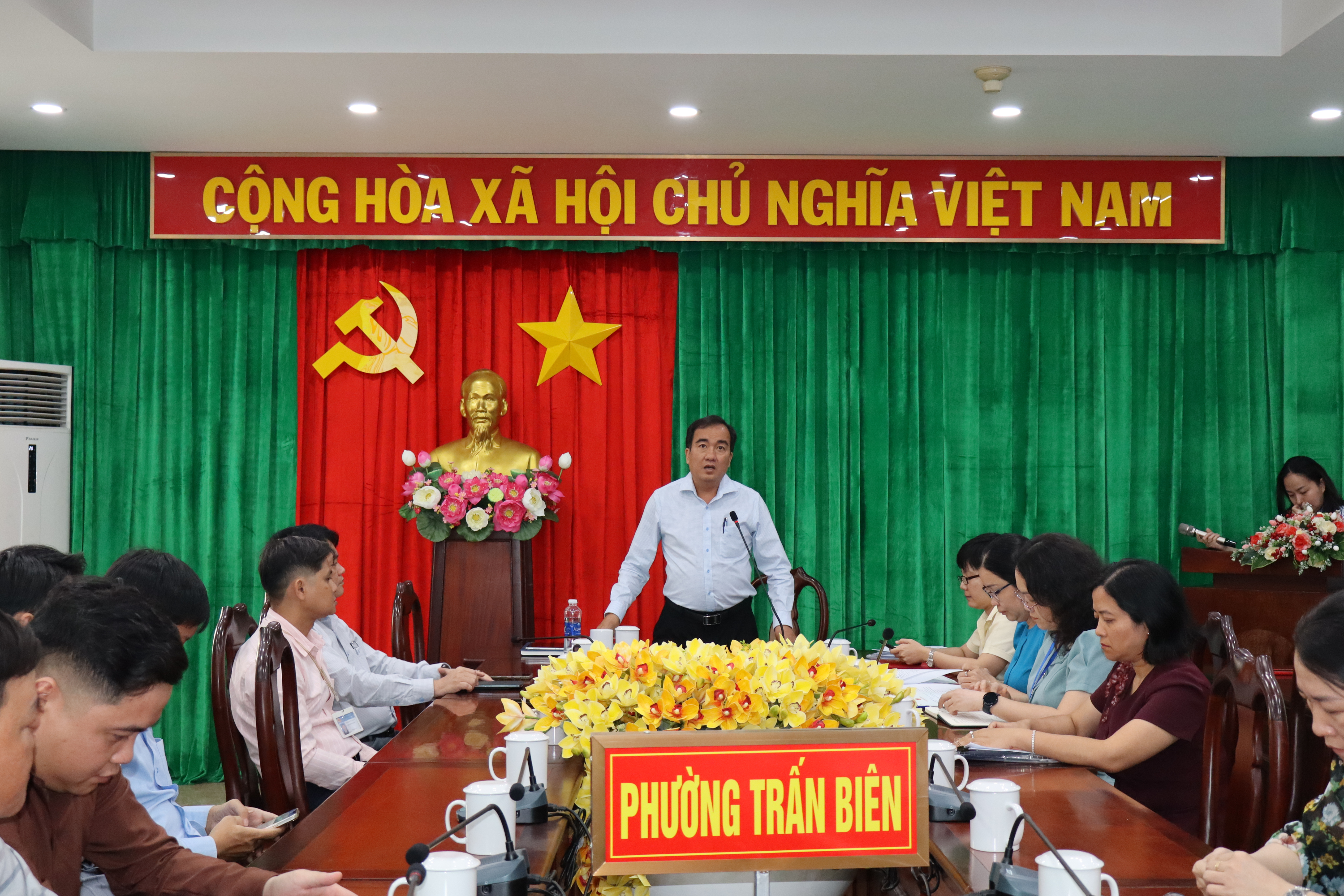 Chủ tịch UBND phường Trấn Biên Nguyễn Duy Tân phát biểu giao nhiệm vụ