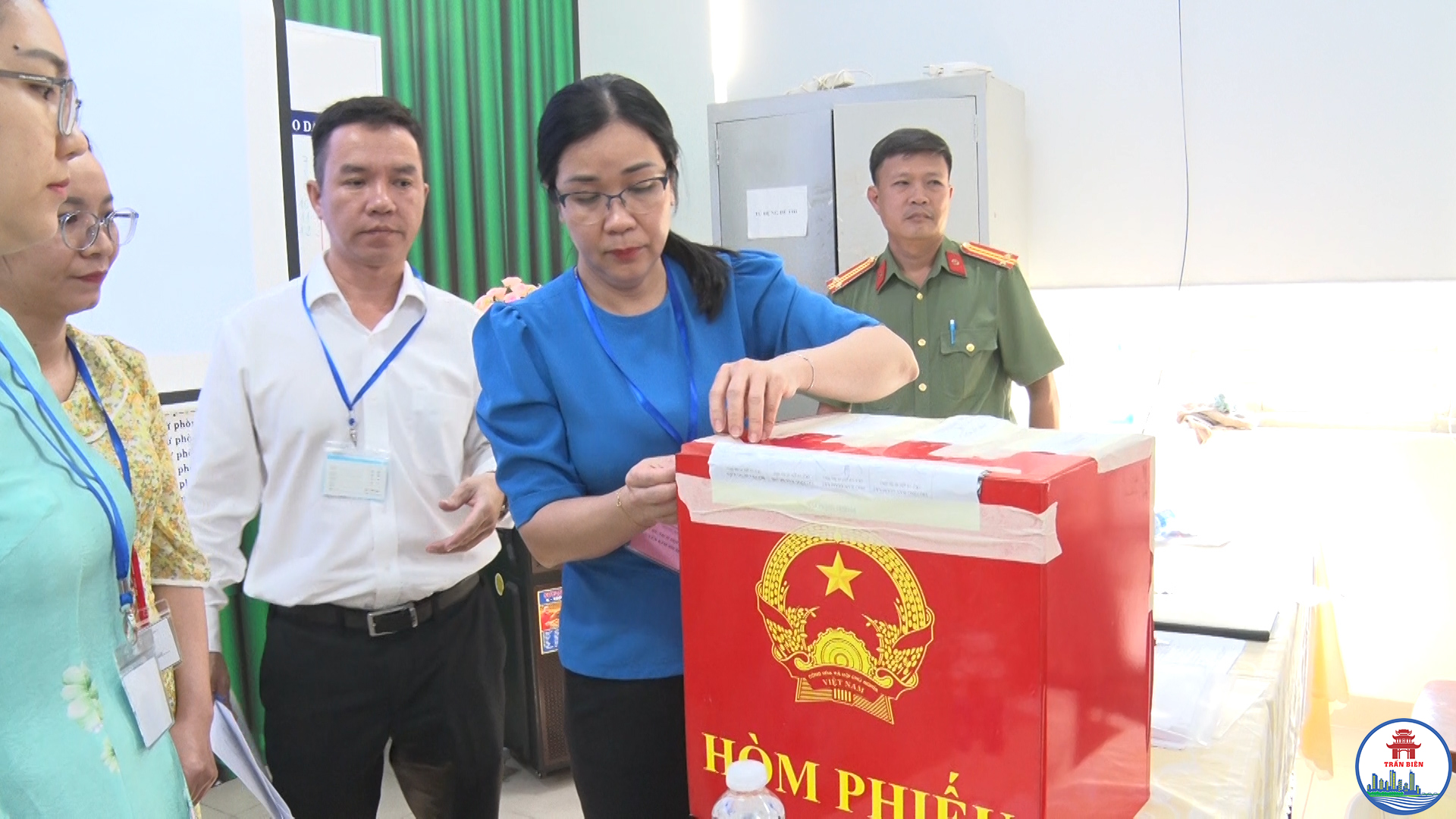 Chủ tịch UBND phường Trấn Biên Nguyễn Kim Bích Huyên thực hiện mở niêm phong đề thi