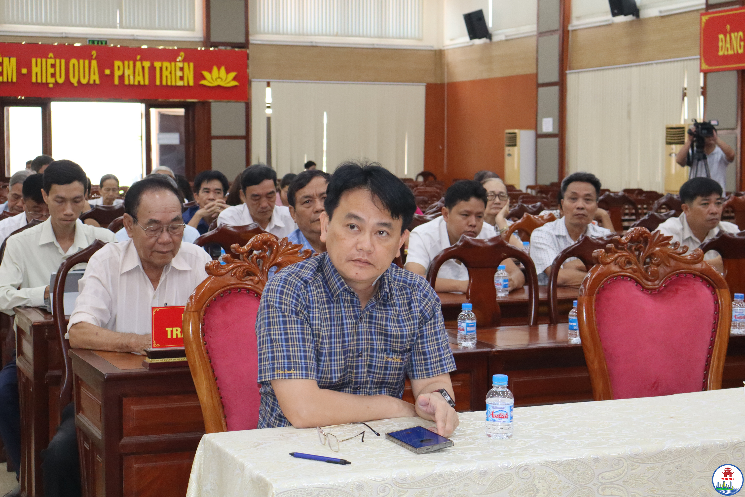 Cử tri tham dự buổi tiếp xúc với người ứng cử đại biểu HĐND tỉnh