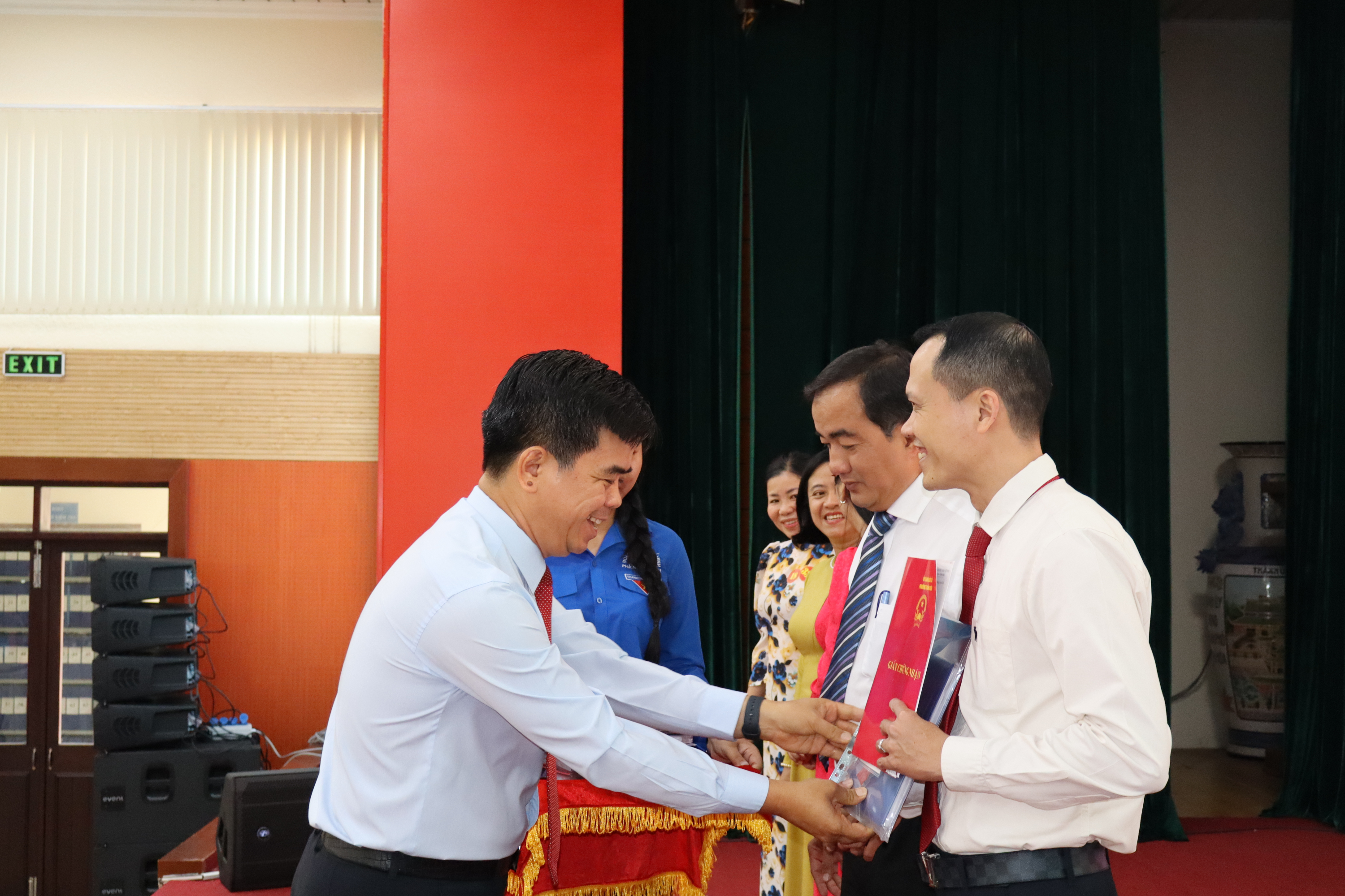 Lãnh đạo phường Trấn Biên trao Giấy chứng nhận tư cách đại biểu HĐND phường Trấn Biên, khóa II, nhiệm kỳ 2026 2031