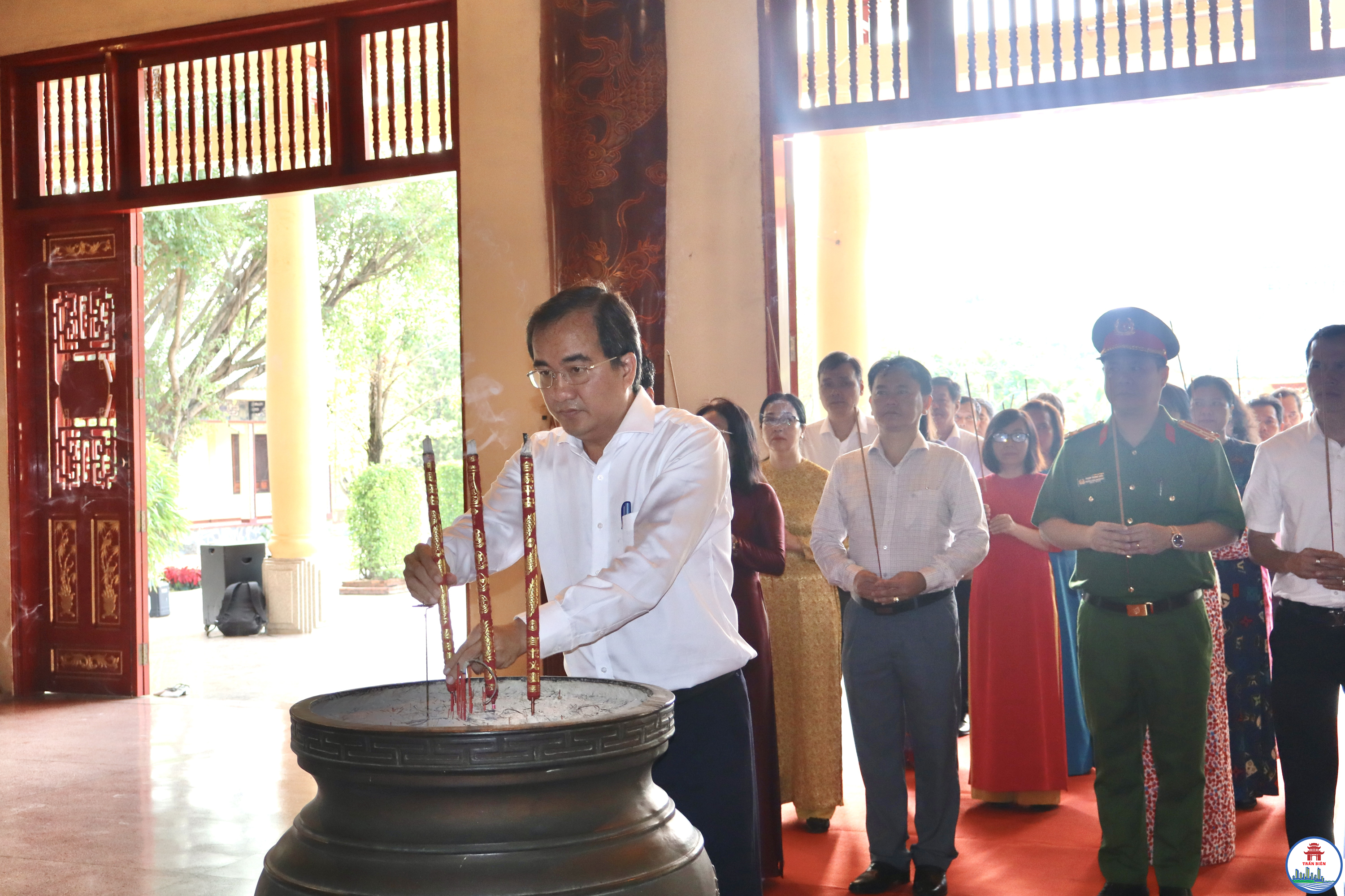 Phó Bí thư Đảng ủy, Chủ tịch UBND phường Trấn Biên Nguyễn Duy Tân dẫn đầu đoàn công tác thực hiện nghi thức dâng hương tại Văn Miếu Trấn Biên