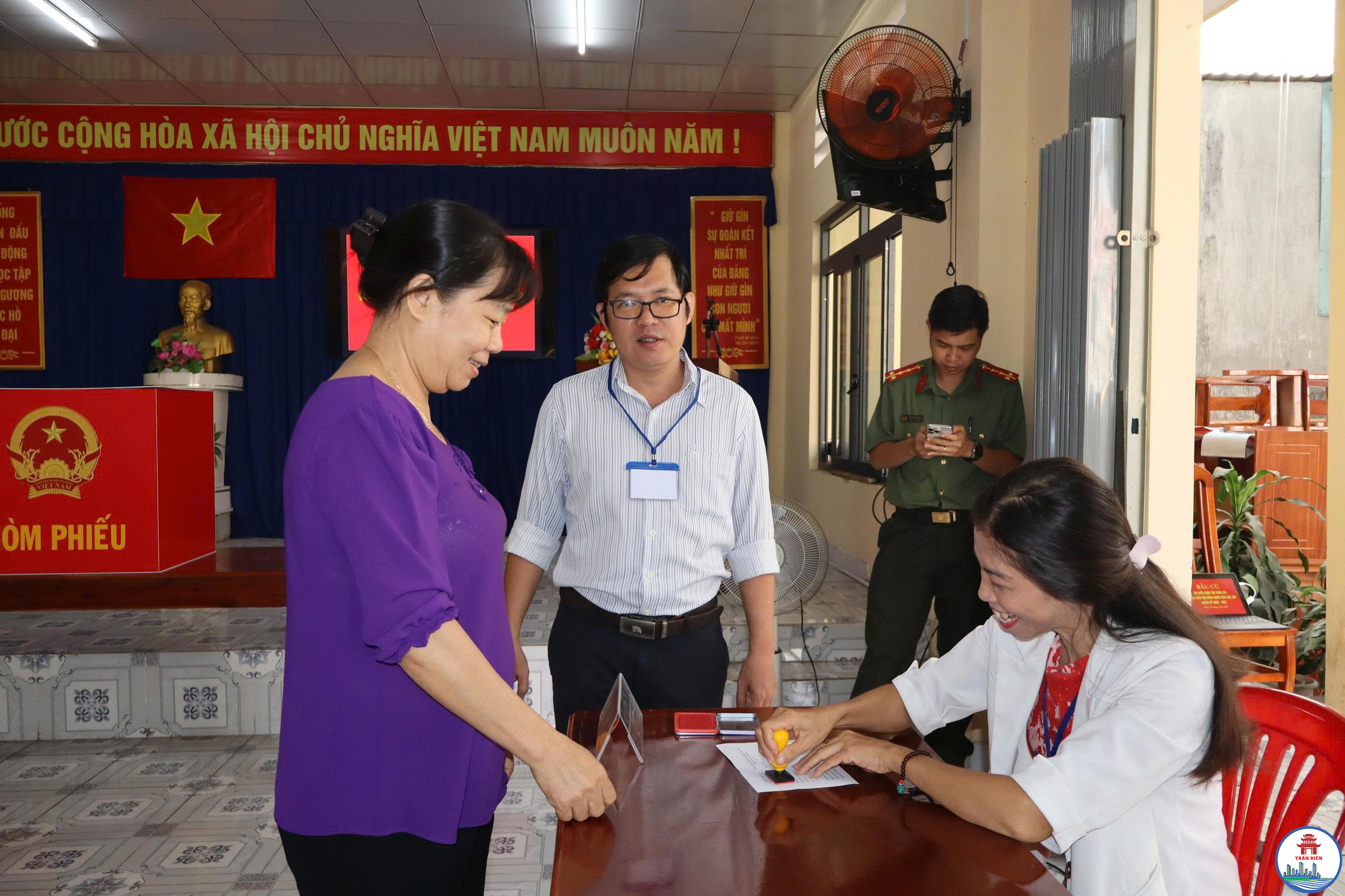 Sau khi bỏ phiếu, cử tri được đóng dấu xác nhận trên thẻ cử tri