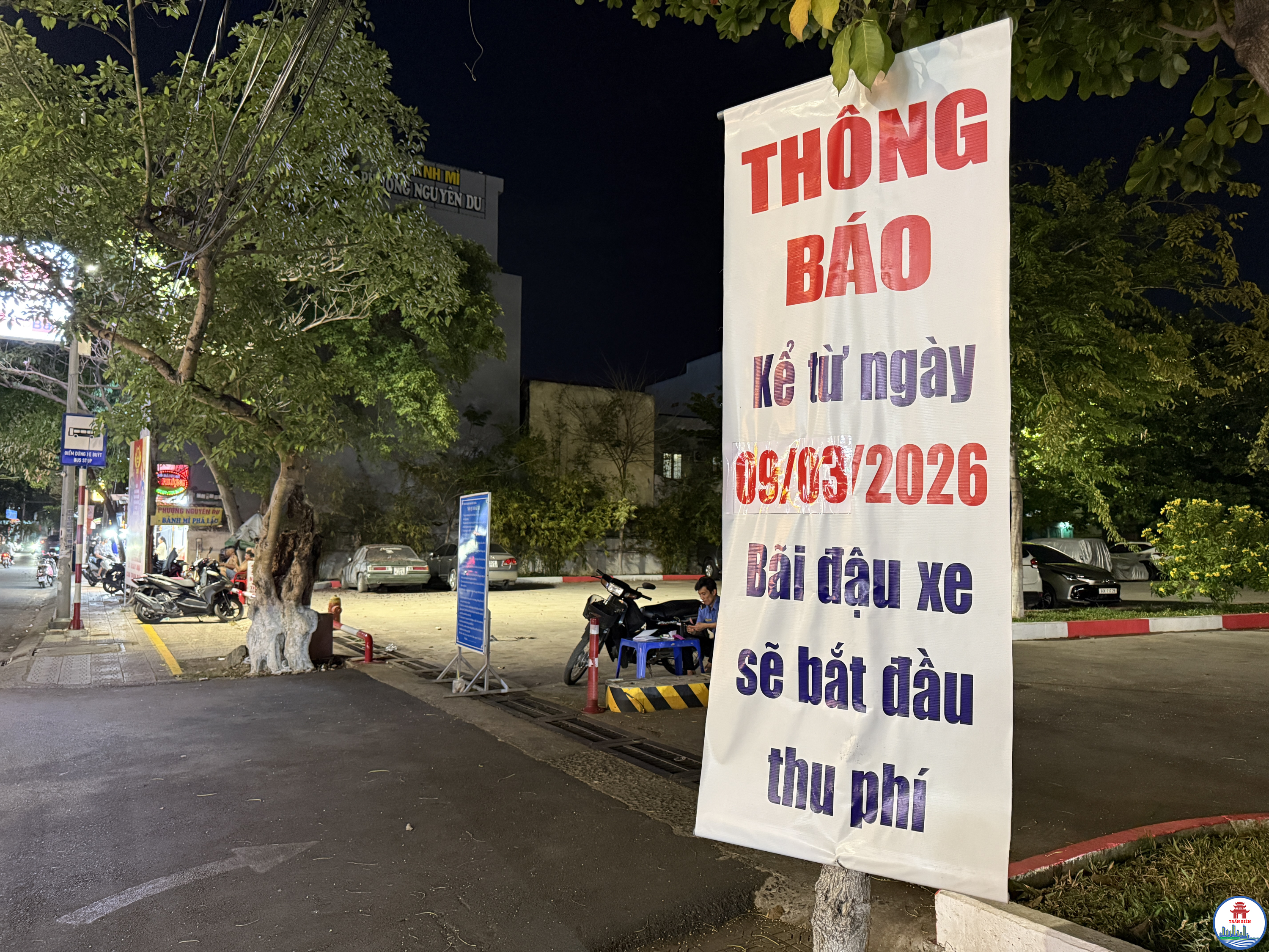 UBND phường Trấn Biên treo bảng thông báo về việc thu phí