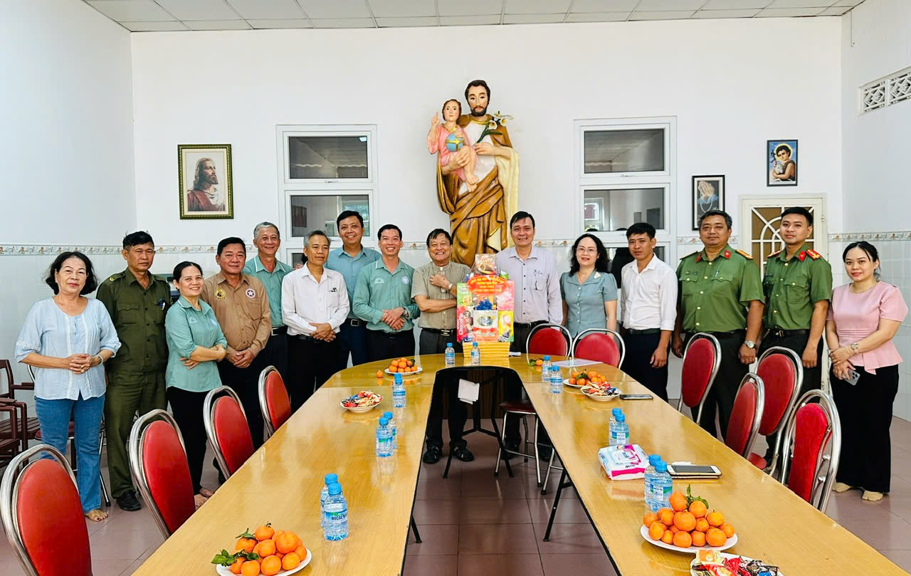 Đoàn công tác của Đảng ủy, HĐND, UBND, Ủy ban MTTQ Việt Nam phường Trấn Biên thăm, chúc mừng và tặng quà Giáo xứ Bình An nhân dịp Lễ Phục sinh năm 2026