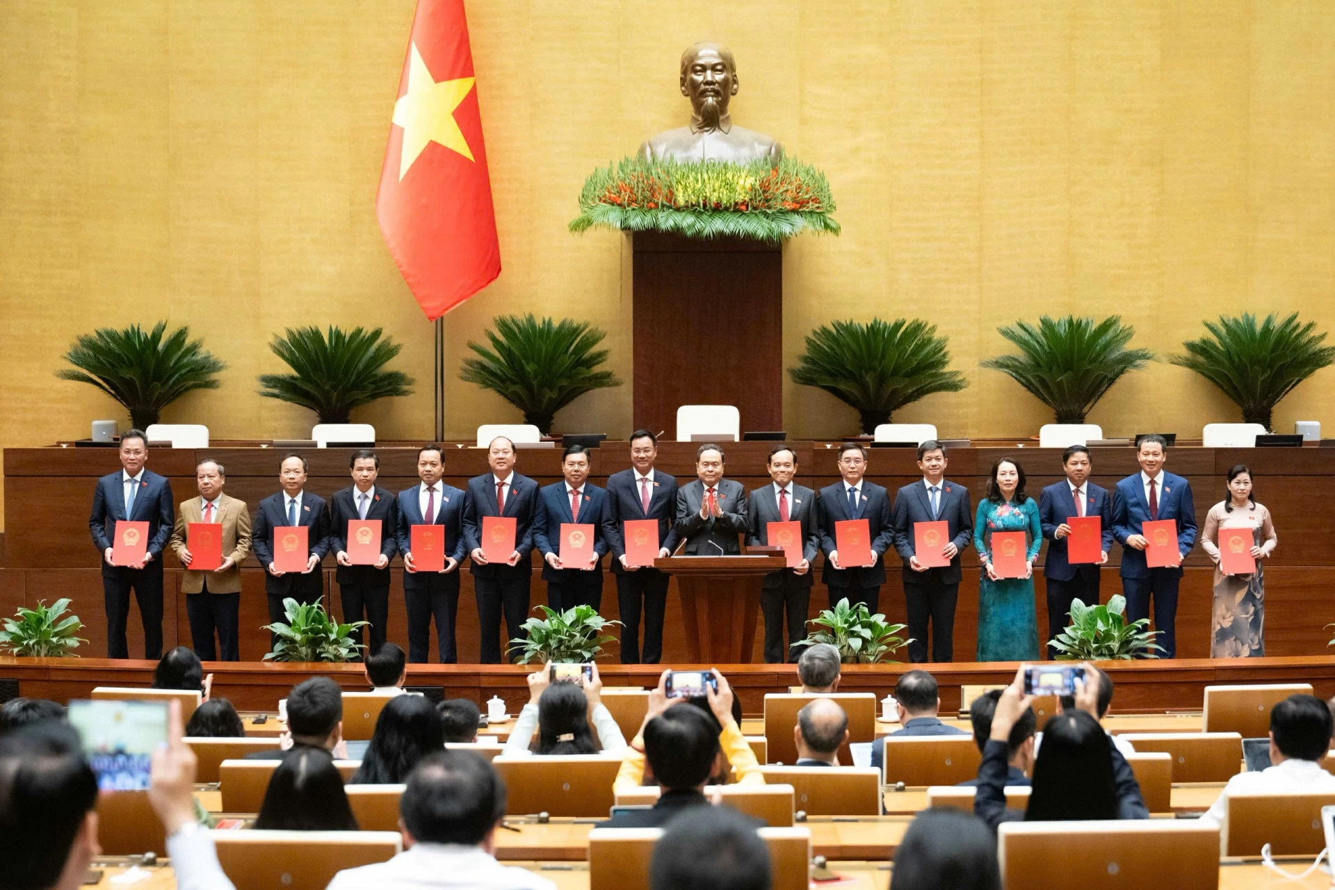 Trao quyết định cho các Trưởng đoàn Đại biểu Quốc hội khóa XVI. Ảnh: ĐĐBQH tỉnh Đồng Nai cung cấp