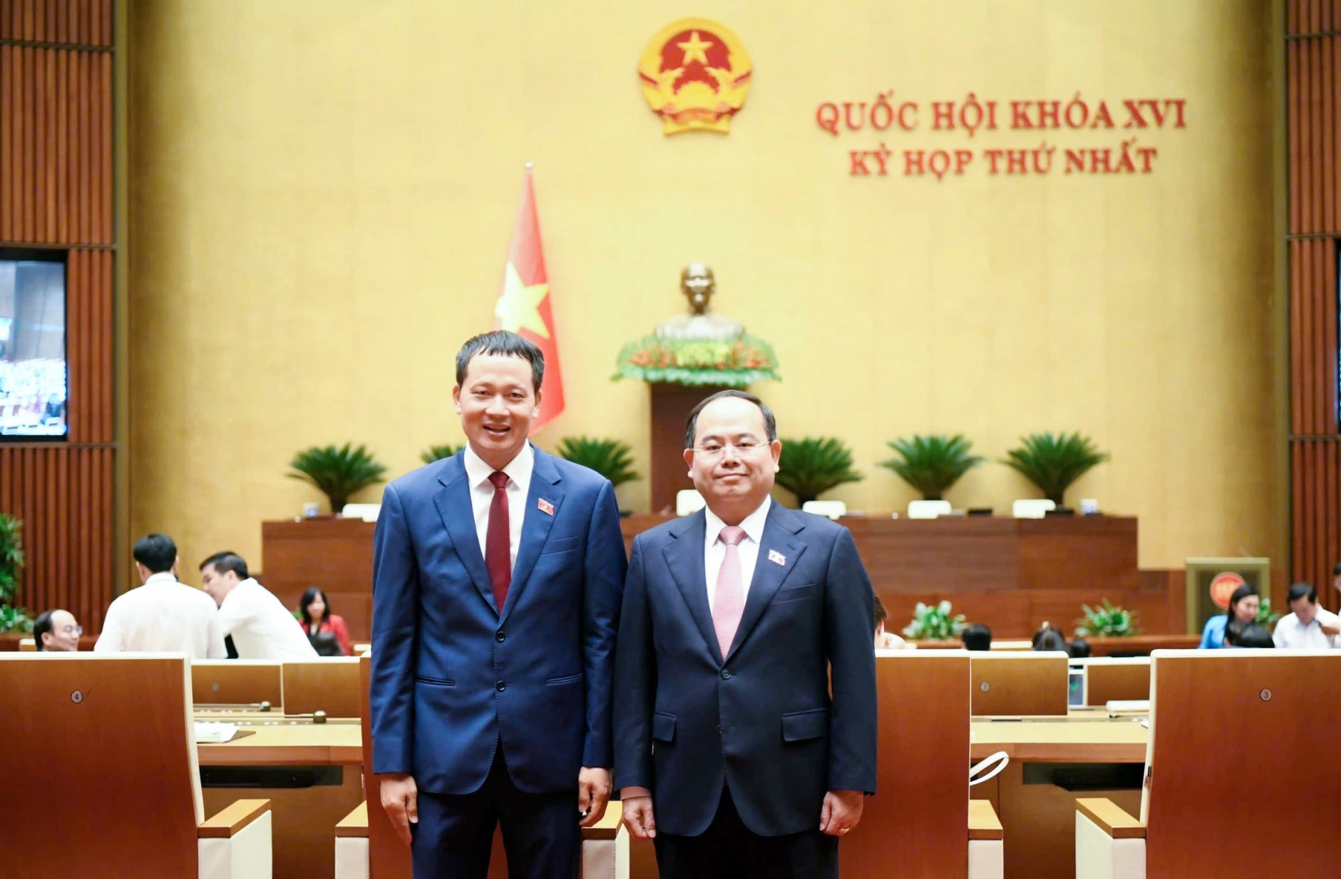 Ủy viên Trung ương Đảng, Bí thư Tỉnh ủy, Trưởng đoàn Đại biểu Quốc hội khóa XVI tỉnh Đồng Nai Vũ Hồng Văn và Ủy viên Trung ương Đảng, Bí thư Tỉnh ủy, Trưởng đoàn Đại biểu Quốc hội khóa XVI tỉnh Quảng Ninh Quản Minh Cường chụp hình lưu niệm sau chương trình làm việc buổi chiều ngày 6-4 Kỳ họp thứ nhất, Quốc hội khóa XVI. Ảnh: ĐĐBQH tỉnh Đồng Nai cung cấp
