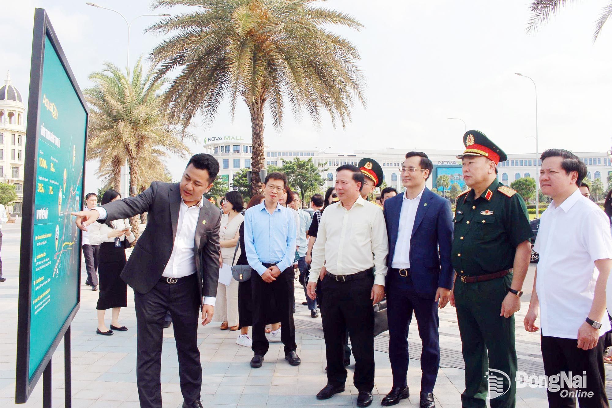 Đoàn khảo sát và thẩm định Đề án Thành lập 10 phường và thành lập thành phố Đồng Nai trực thuộc Trung ương cùng Phó Bí thư Tỉnh ủy, Chủ tịch UBND tỉnh Nguyễn Văn Út (thứ 4 từ phải qua) khảo sát khu đô thị Aqua City. Ảnh: Hồ Thảo