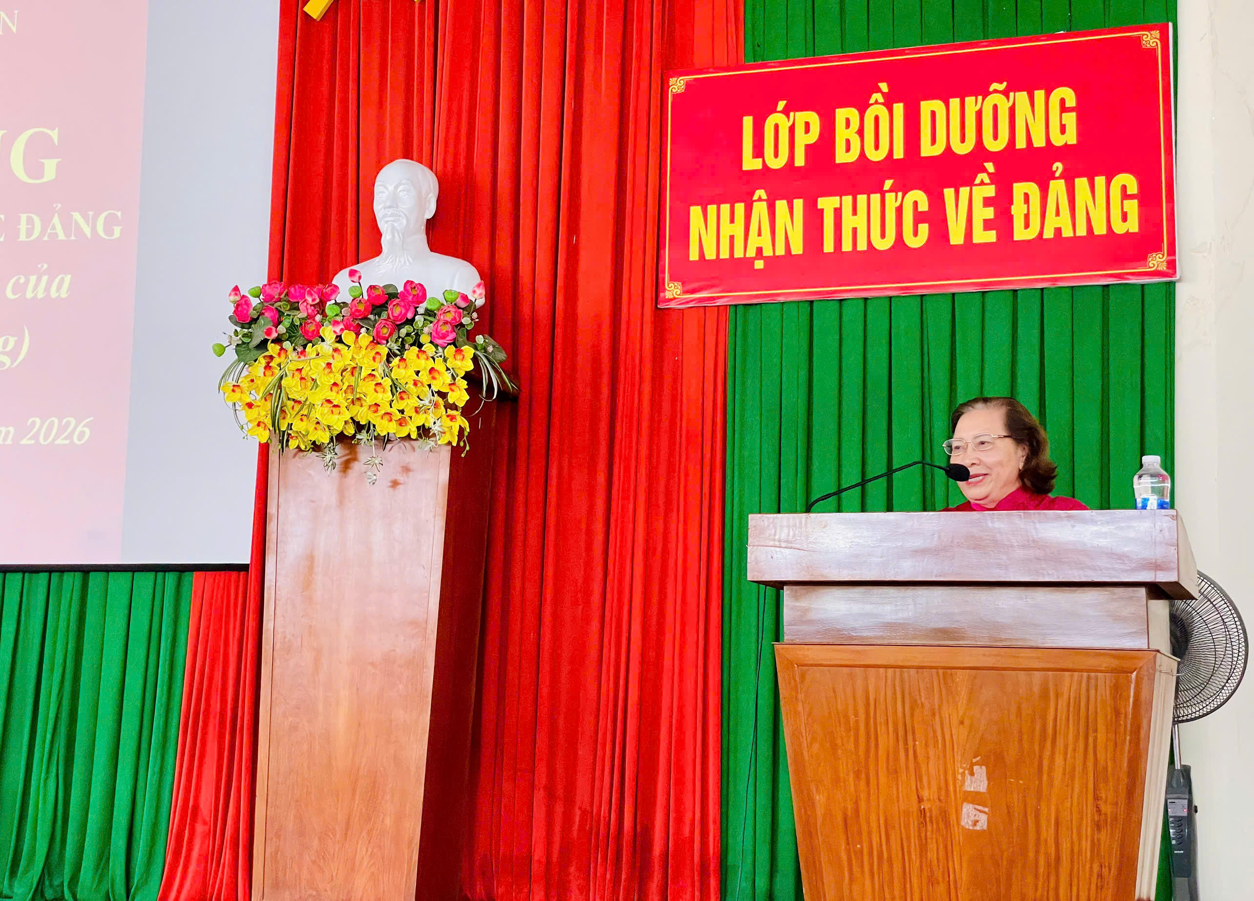 Tiến sĩ Nguyễn Thị Thu Lan, Bí thư Đảng ủy, Phó hiệu trưởng Trường đại học Lạc Hồng phát biểu tại Lễ khai giảng.