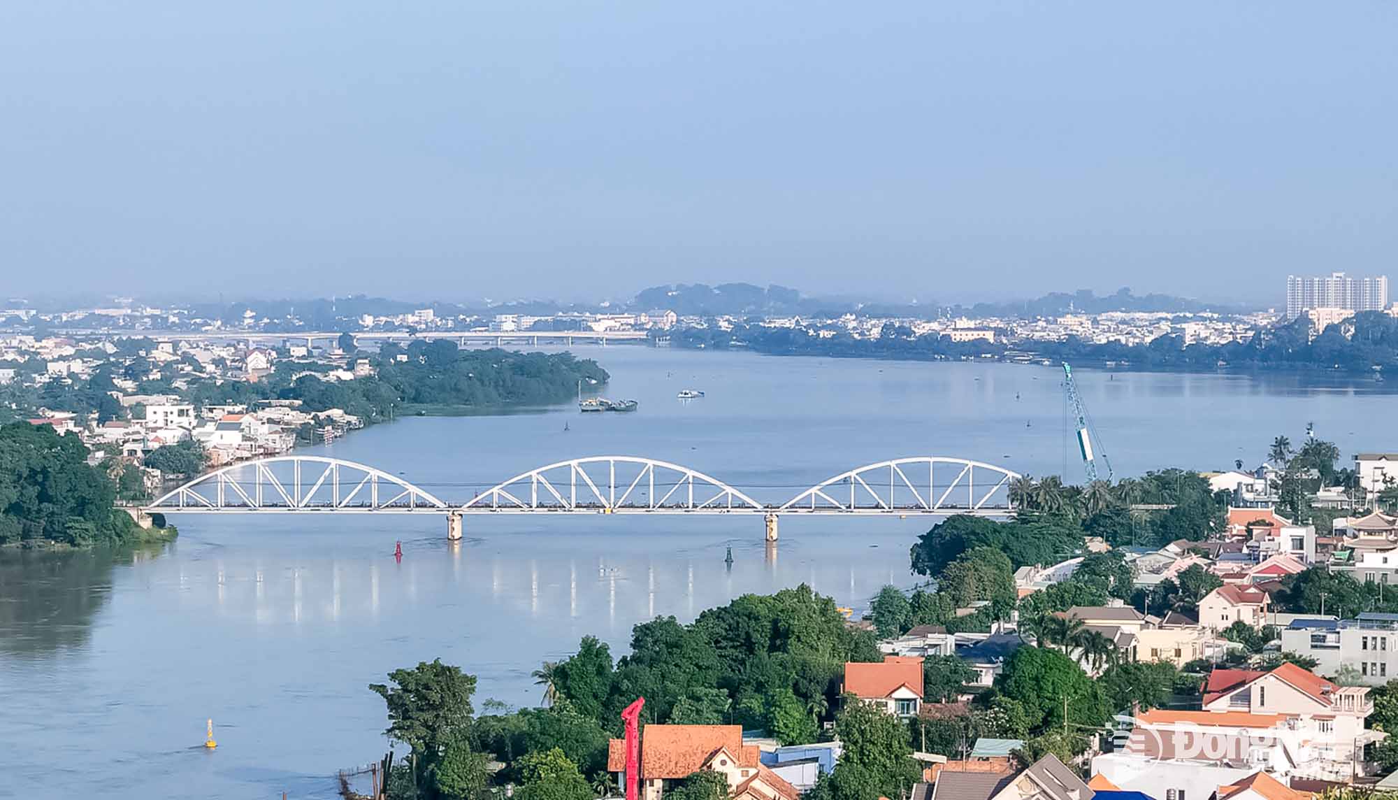 Cầu Ghềnh bắc qua sông Cái (một nhánh của sông Đồng Nai) là tuyến huyết mạch của đường sắt Bắc Nam.