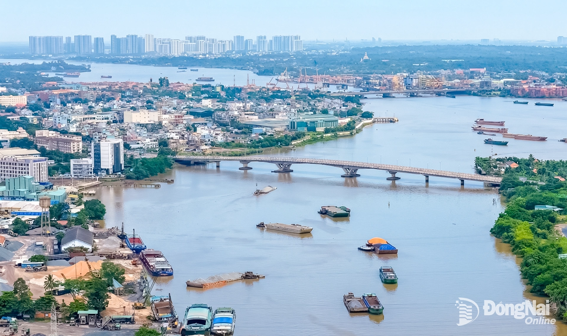 Cầu An Hảo nằm ở vị trí ngã ba sông Đồng Nai, nơi tấp nập tàu thuyền qua lại.