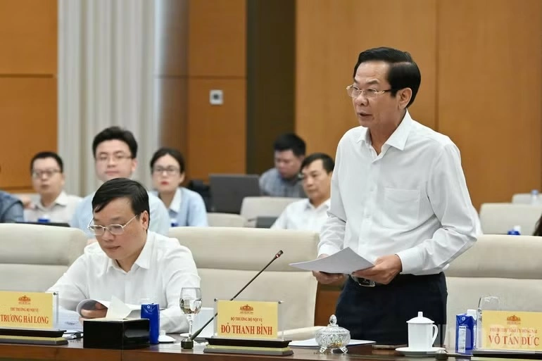 Bộ trưởng Nội vụ Đỗ Thanh Bình trình bày tờ trình của Chính phủ. (Ảnh: THỦY NGUYÊN)