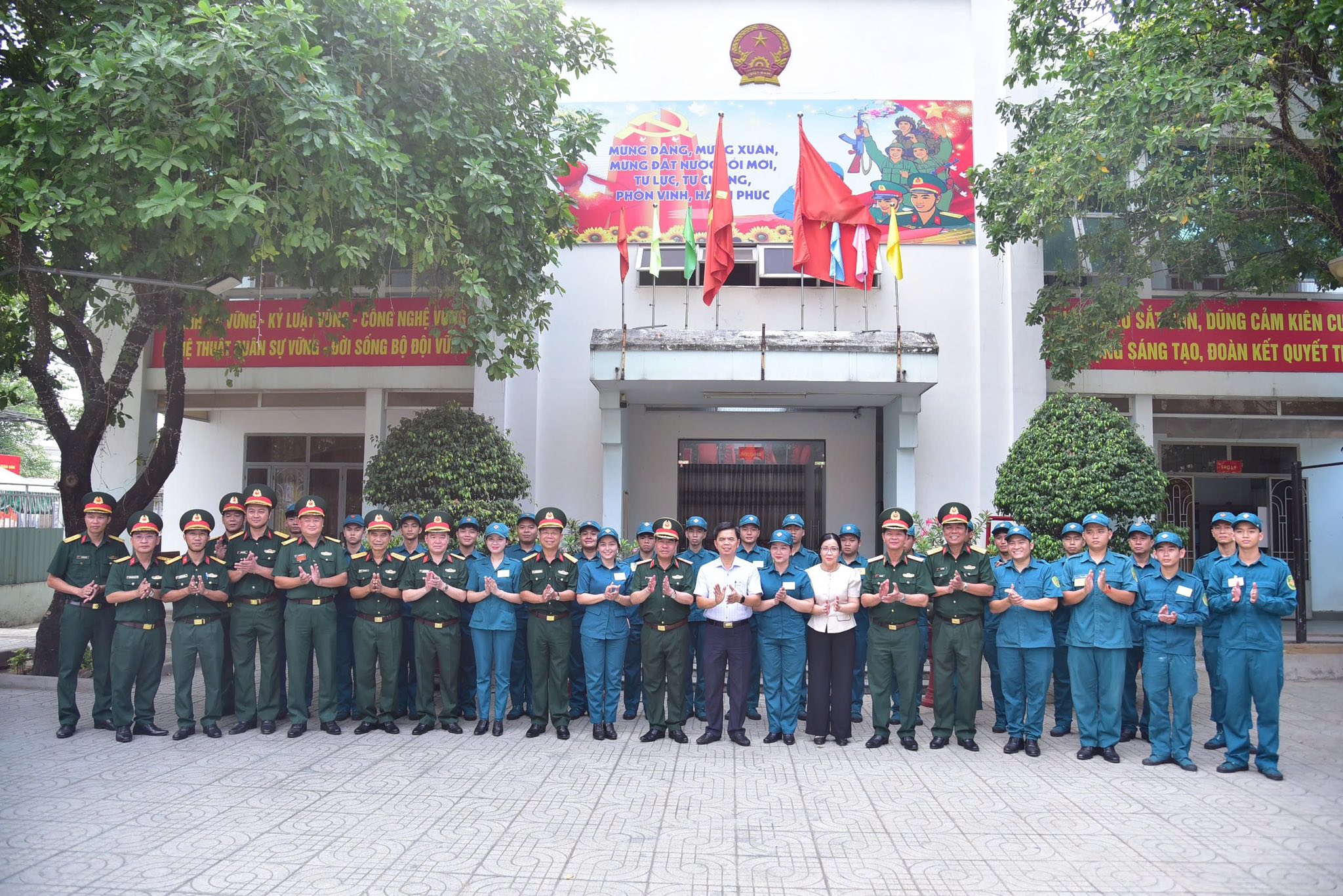 Đồng chí Trung tướng Nguyễn Bá Lực đến thăm, kiểm tra và làm việc tại Ban CHQS phường Trấn Biên