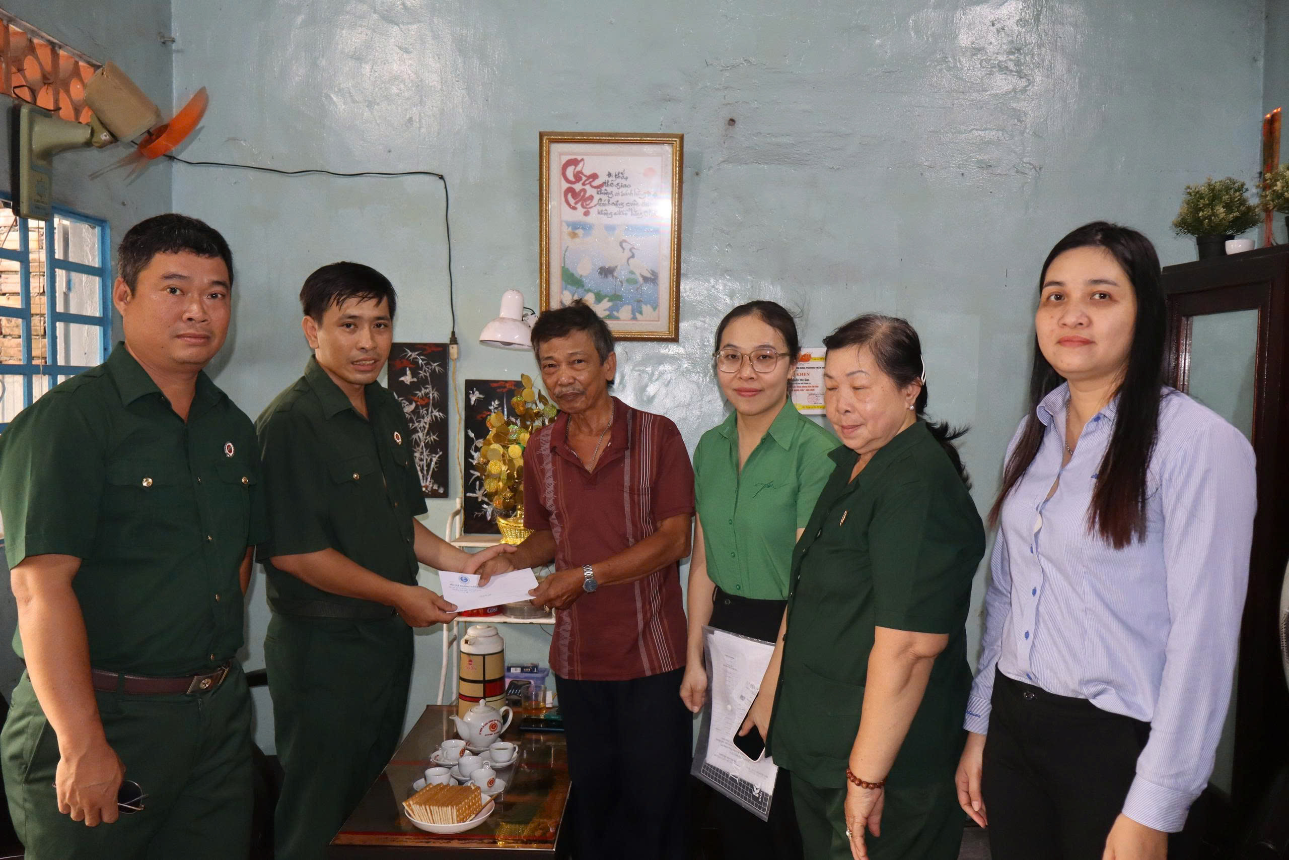 Phường Trấn Biên thăm tặng quà người có công nhân dịp lễ 30/4