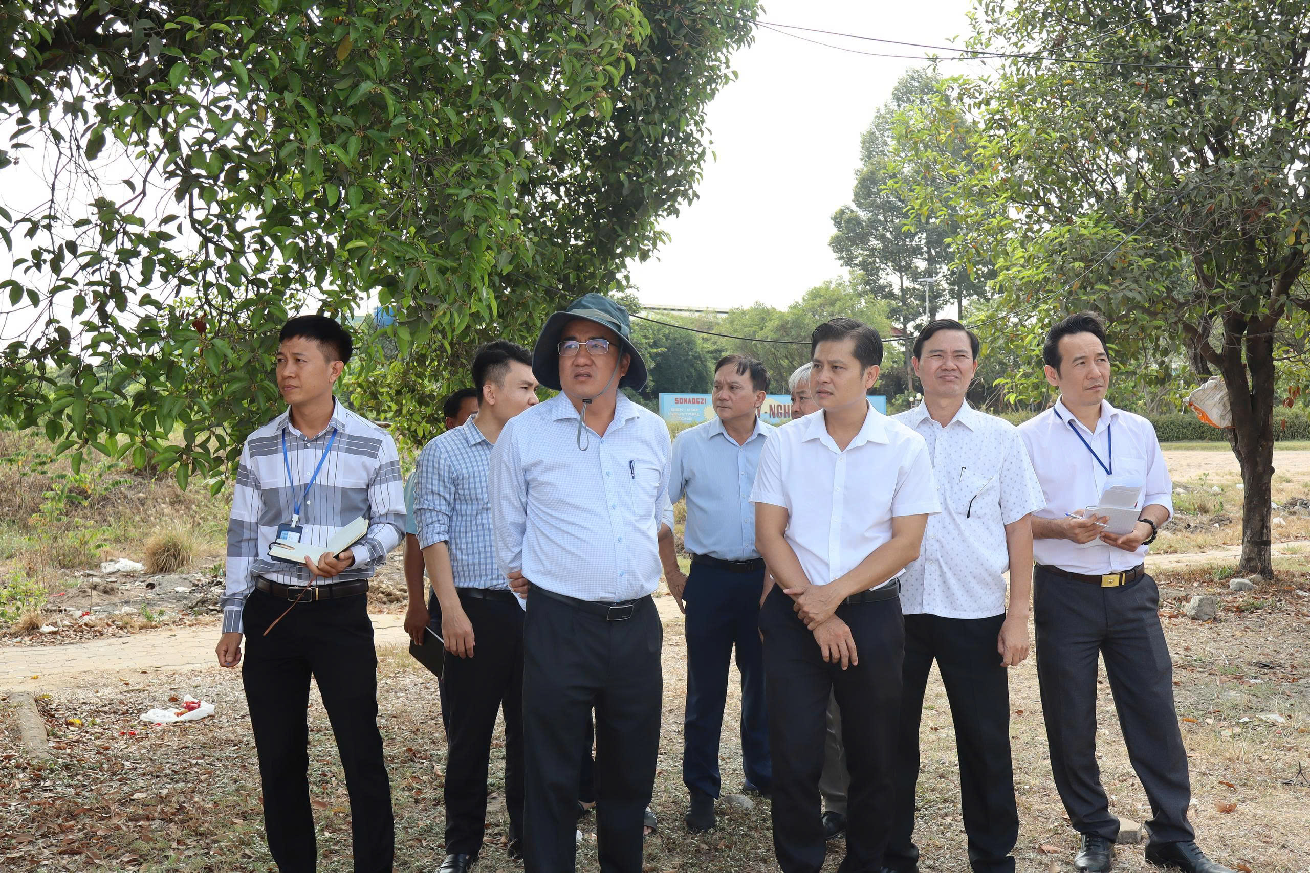 Lãnh đạo UBND phường Trấn Biên khảo sát khu vực đầu tuyến dự án Đường trục trung tâm phường Trấn Biên. Ảnh: Thùy Anh.