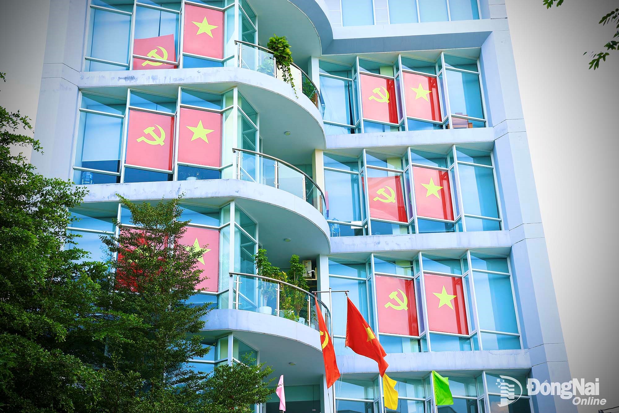 Mặt tiền trụ sở Ban Tuyên giáo và Dân vận Tỉnh ủy, Ban Nội chính Tỉnh ủy được trang hoàng rực rỡ thiết thực chào mừng kỷ niệm 51 năm Ngày Giải phóng miền Nam, thống nhất đất nước và sự kiện Đồng Nai chính thức lên thành phố. Ảnh: Công Nghĩa