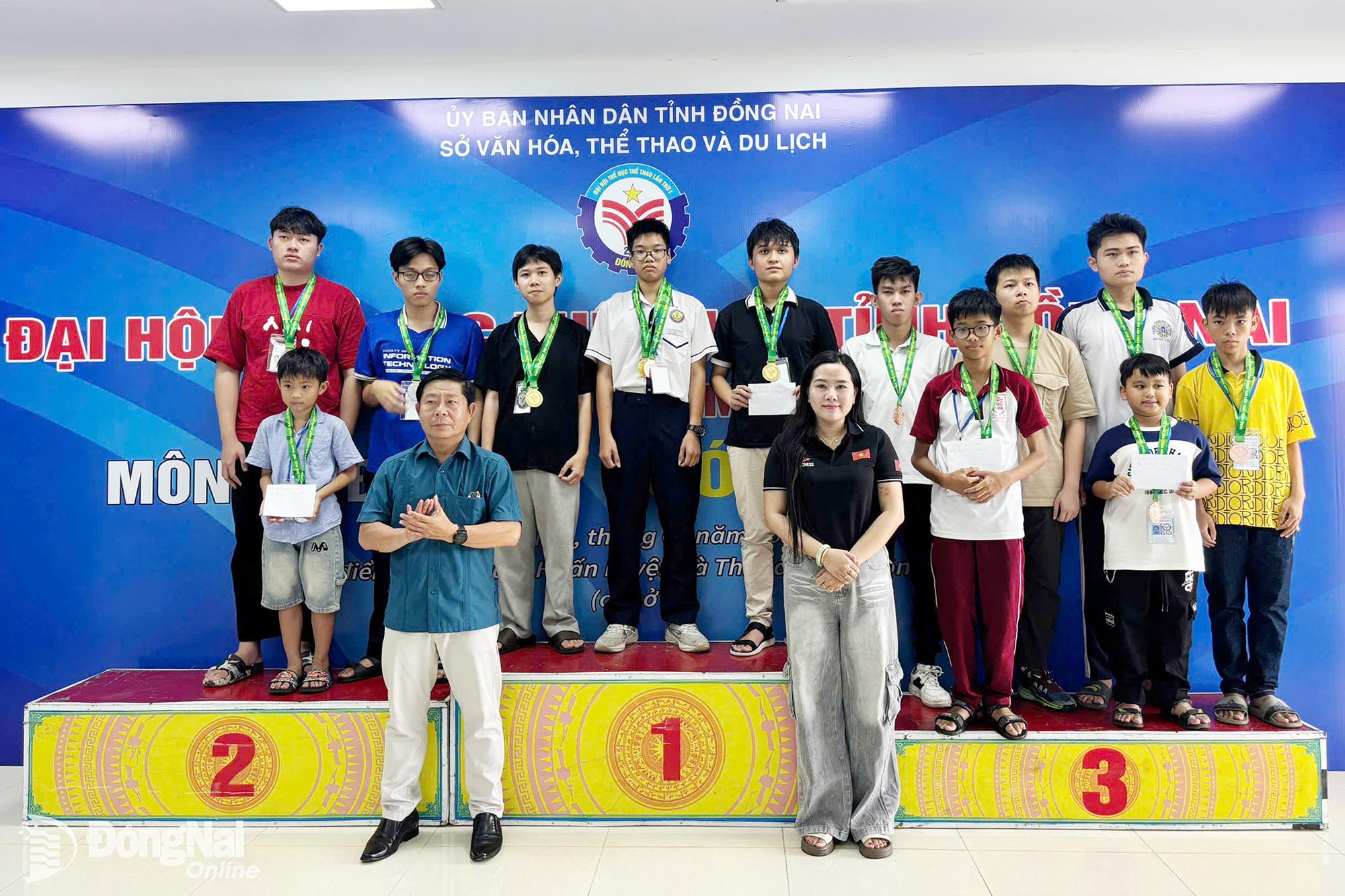 Ban tổ chức trao giải cho các kỳ thủ giành thứ hạng cao nội dung đồng đội nam Cờ chớp. Ảnh: ĐVCC