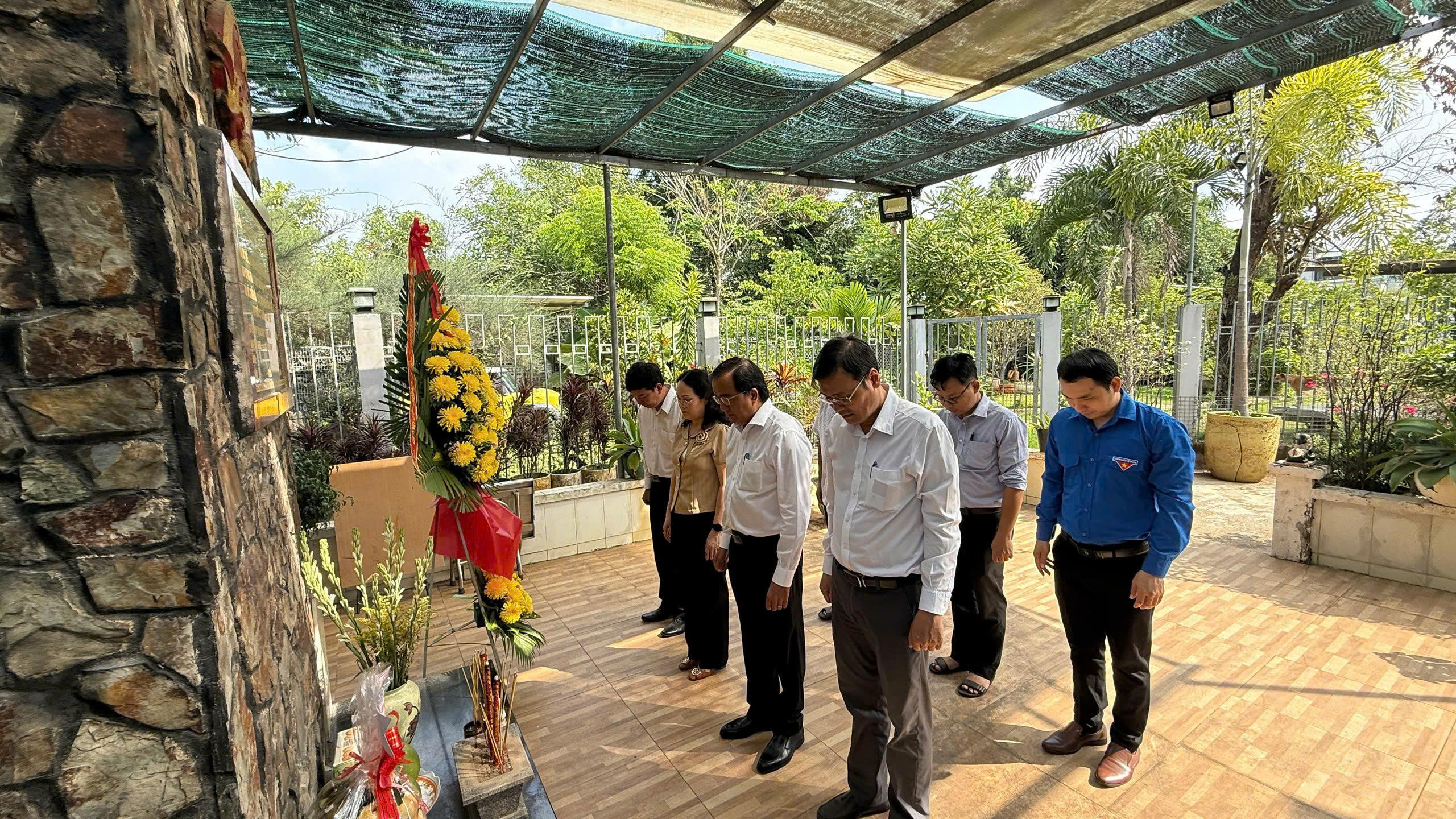 Đoàn công tác tiến hành dâng hương tại bia Bình Quan.