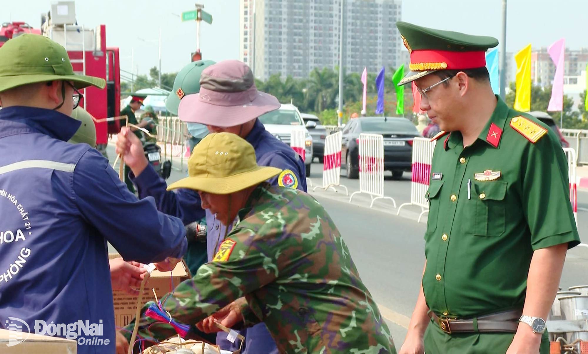 Thượng tá Trần Xuân Chiến, Phó Tham mưu trưởng Bộ Chỉ huy Quân sự tỉnh (bìa phải) kiểm tra khâu tiếp nhận các giàn pháo hoa nổ tầm cao tại phường Trấn Biên. Ảnh: Văn Chung