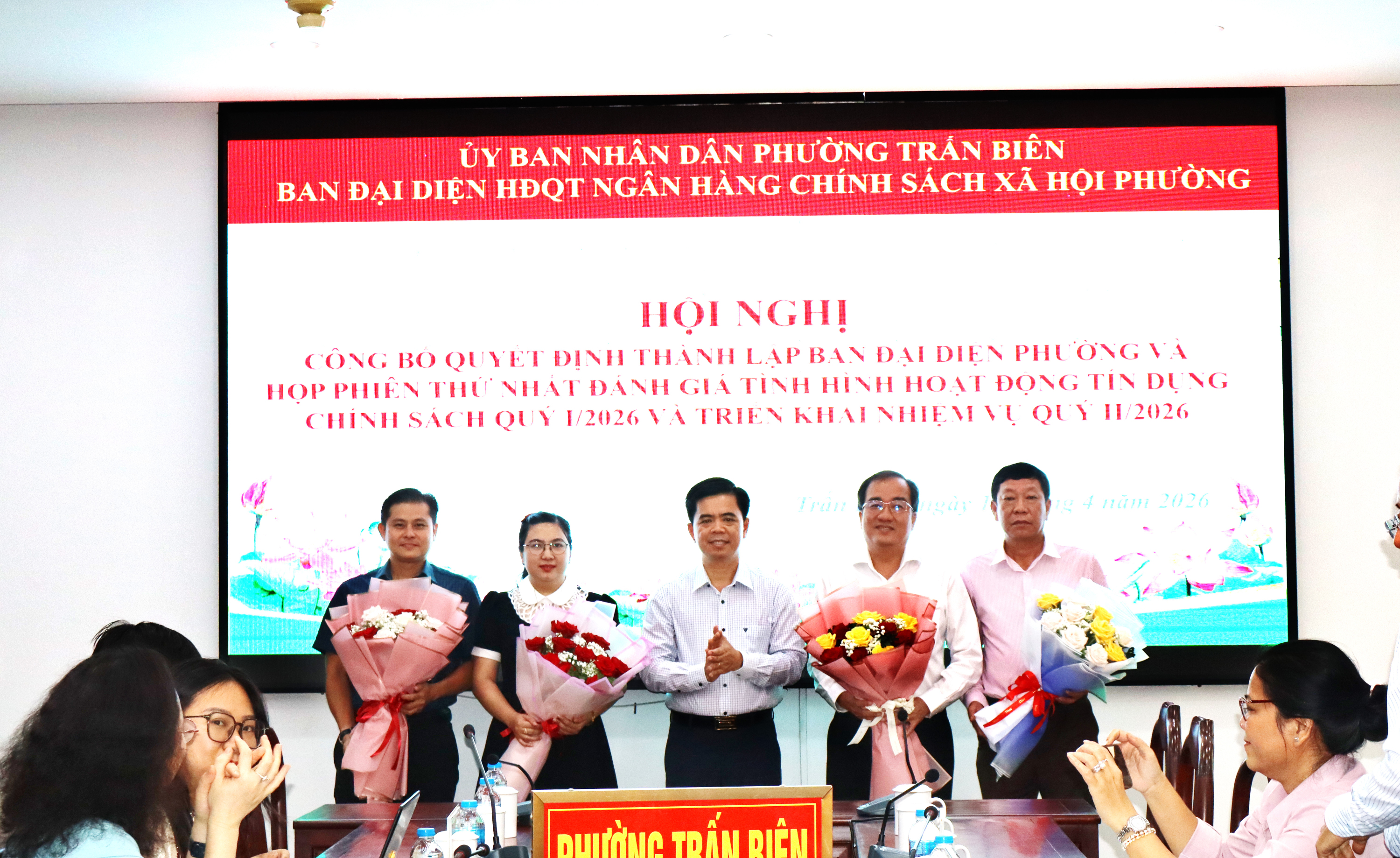 Lãnh đạo phường Trấn Biên tặng hoa chúc mừng Ban Đại diện Ngân hàng Chính sách xã hội phường Trấn Biên
