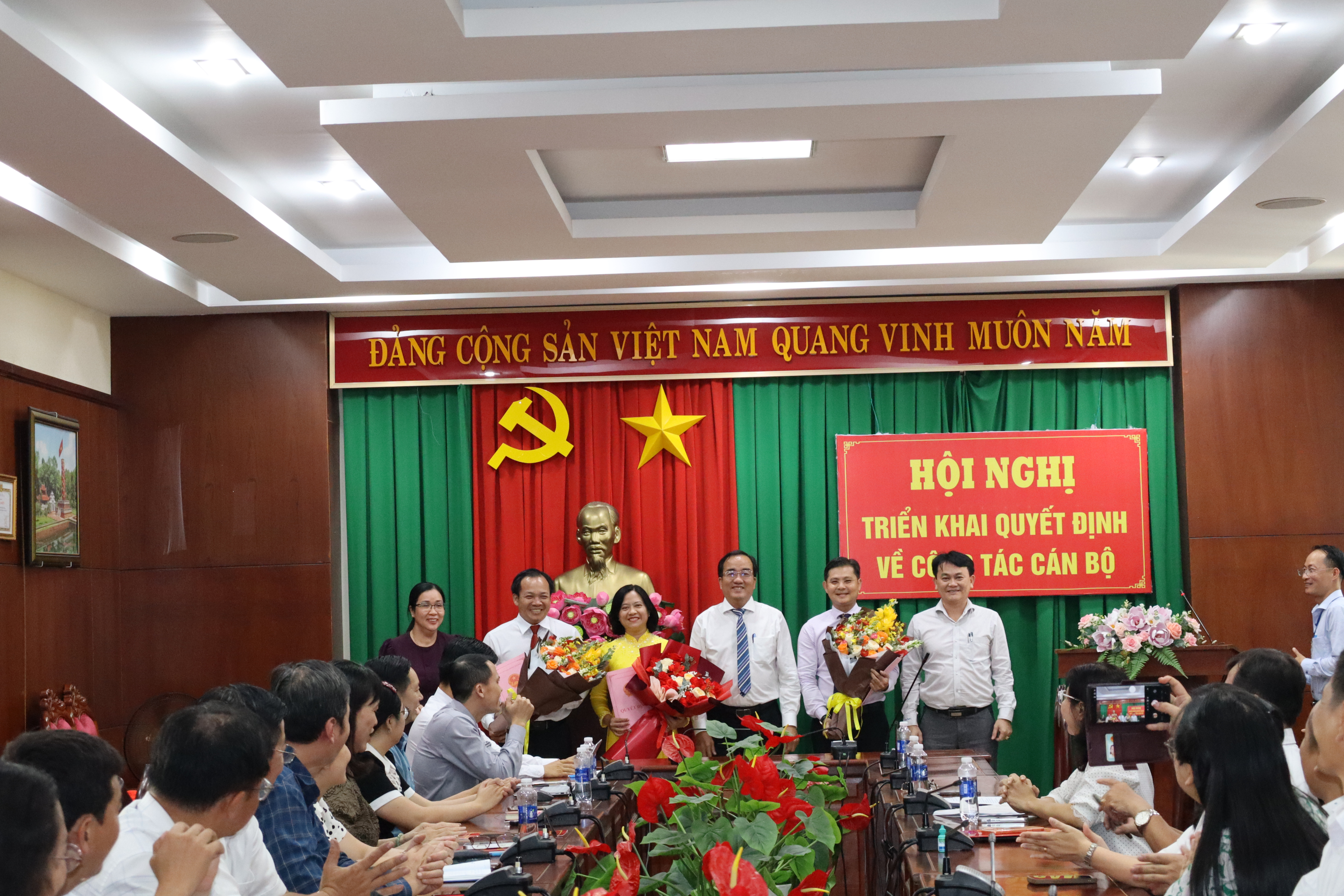 Lãnh đạo Thường trực UBND phường Trấn Biên trao hoa và quyết định cho lãnh đạo Phòng Văn hóa Xã hội; phòng Kinh tế, Hạ tầng và Đô thị và Trường THCS Hùng Vương