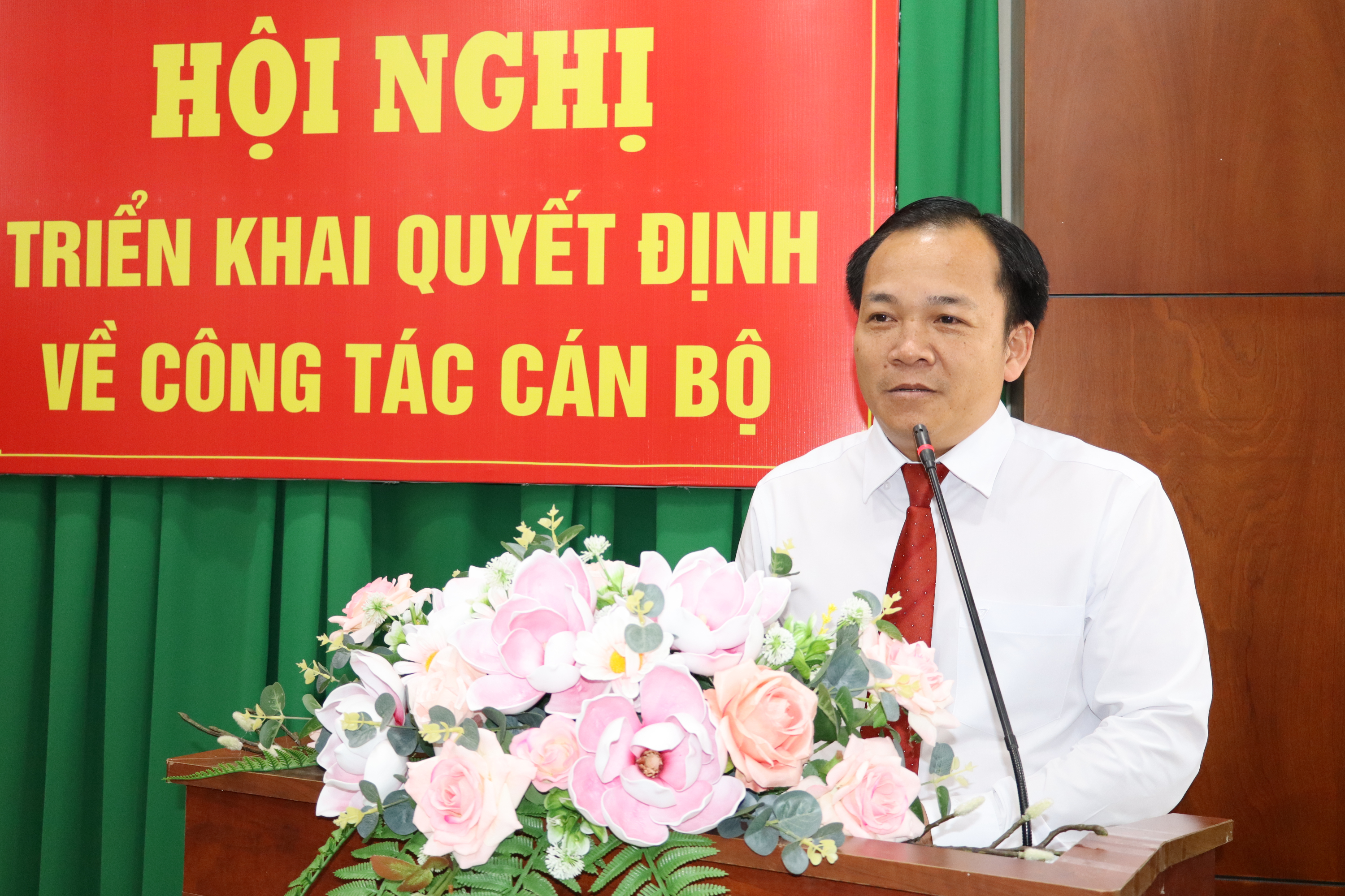 Ông Phạm Hùng Trưởng Phòng Văn hóa Xã hội phường Trấn Biên nhận nhiệm vụ và hứa quyết tâm trước hội nghị