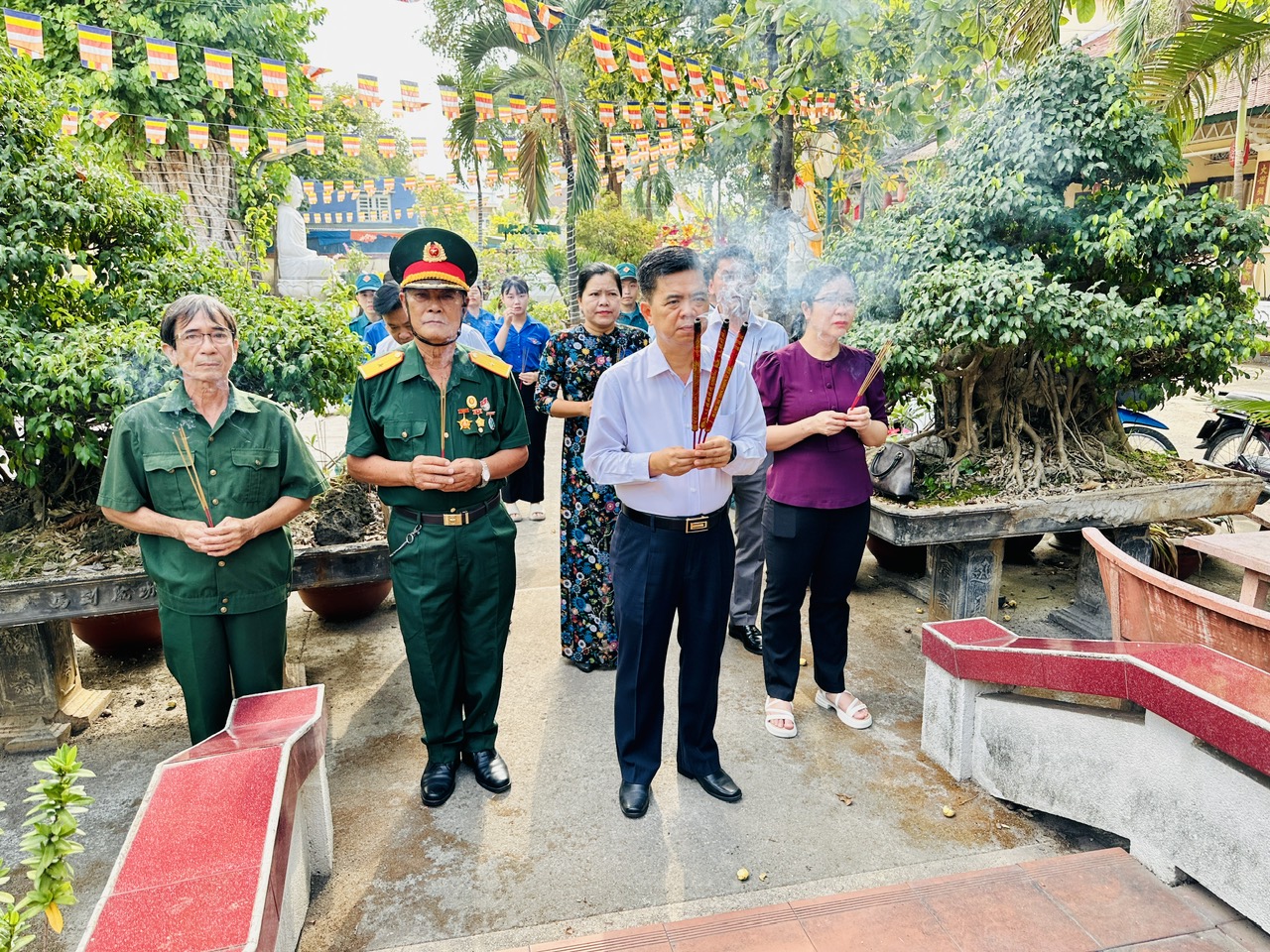 Lãnh đạo phường Trấn Biên dâng hương và tặng quà cho người có công với cách mạng nhân kỷ niệm 51 năm Ngày Giải phóng miền Nam, thống nhất đất dịp 30-4