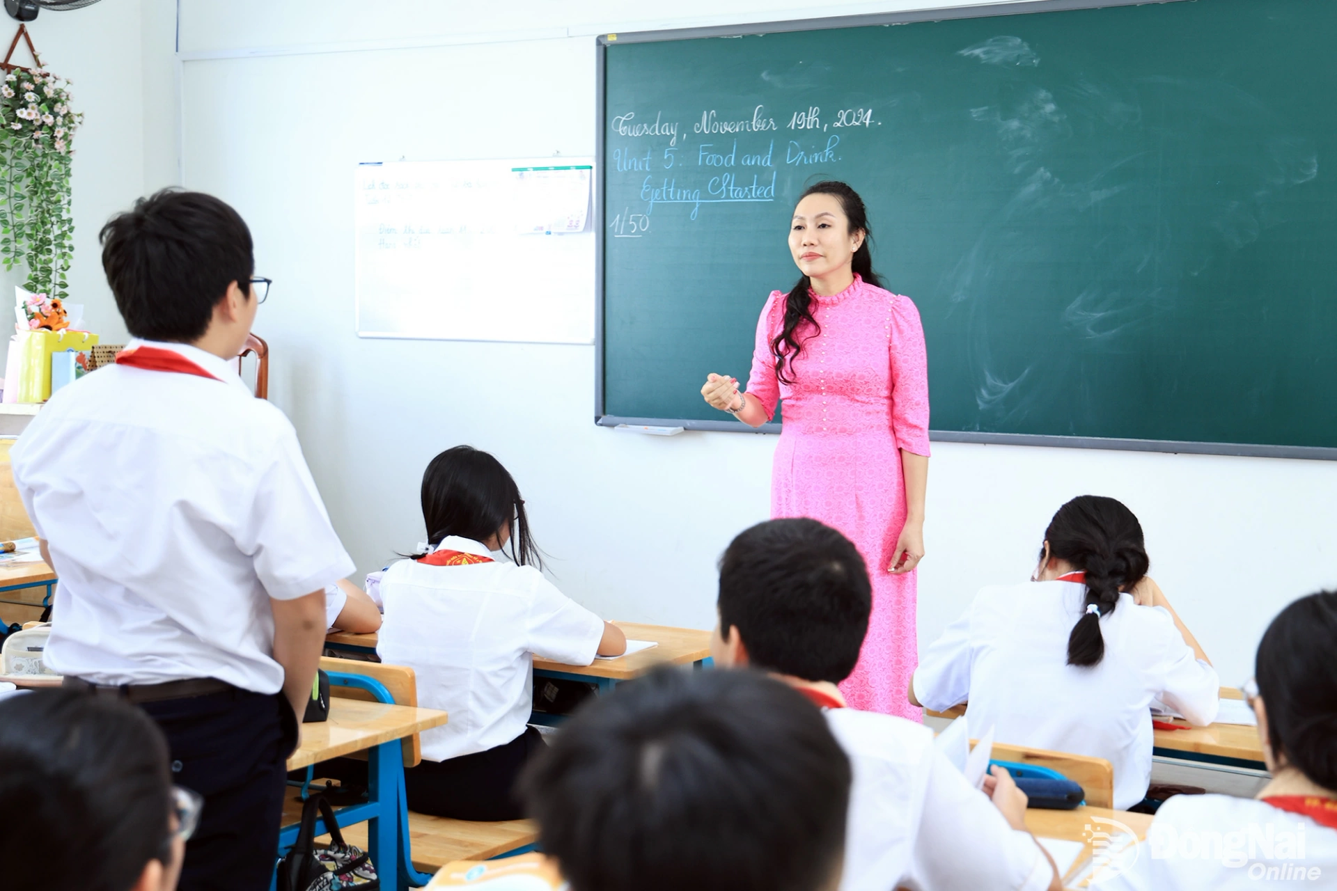 Giáo viên và học sinh Trường THCS Nguyễn Bỉnh Khiêm (phường Trấn Biên) trong giờ học. Ảnh: Công Nghĩa