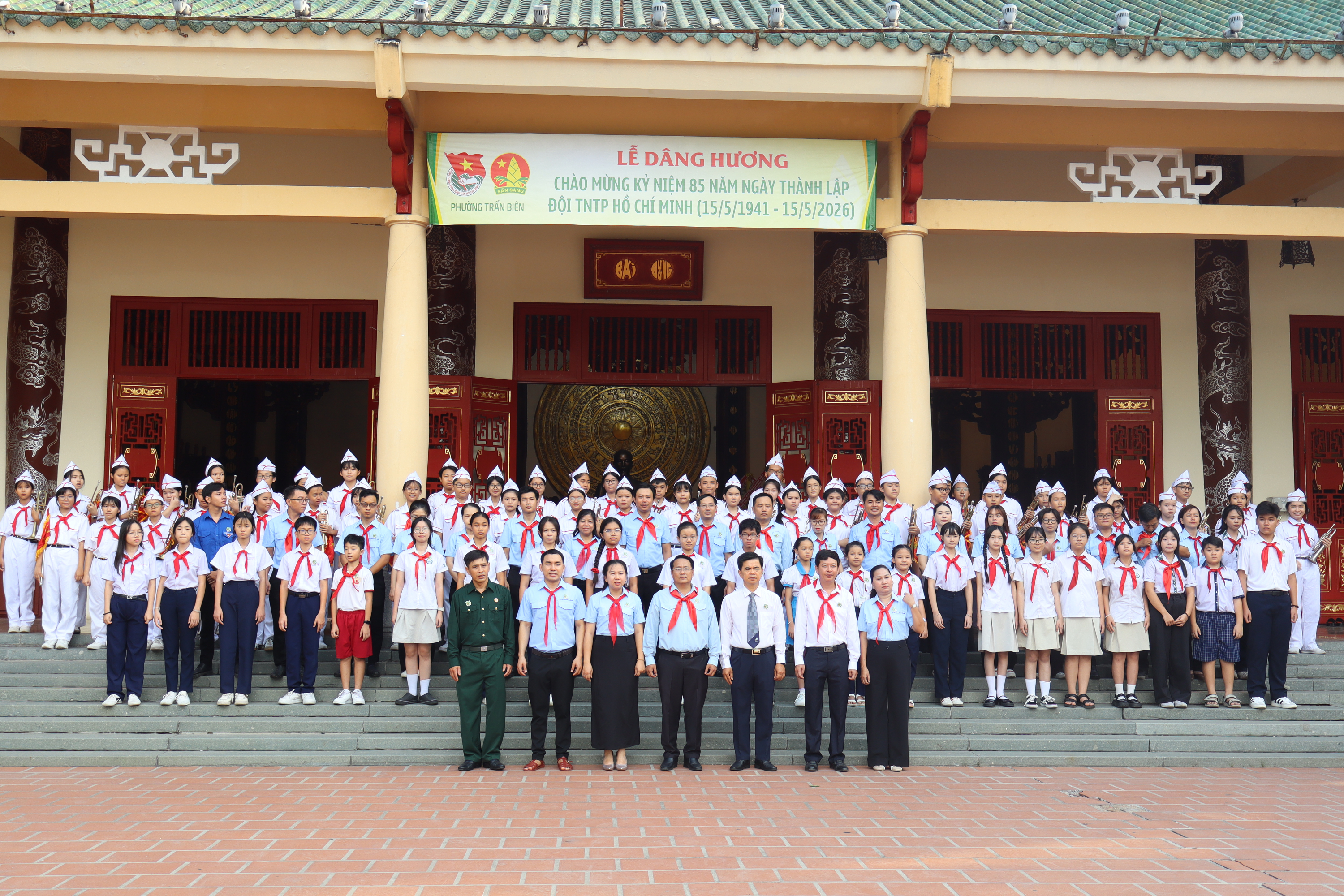 Các đại biểu và đội viên dự lễ kỷ niệm 85 năm ngày thành lập Đội Thiếu niên Tiền phong Hồ Chí Minh