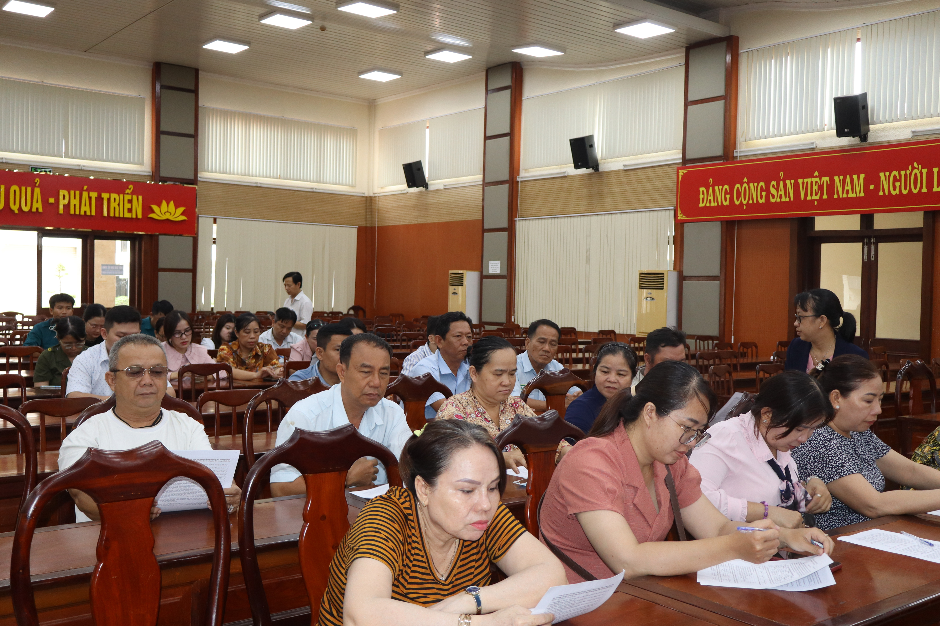 Cán bộ, đảng viên và nhân dân thực hiện khảo sát ý kiến dư luận xã hội của Ban Tuyên giáo và Dân vận Trung ương