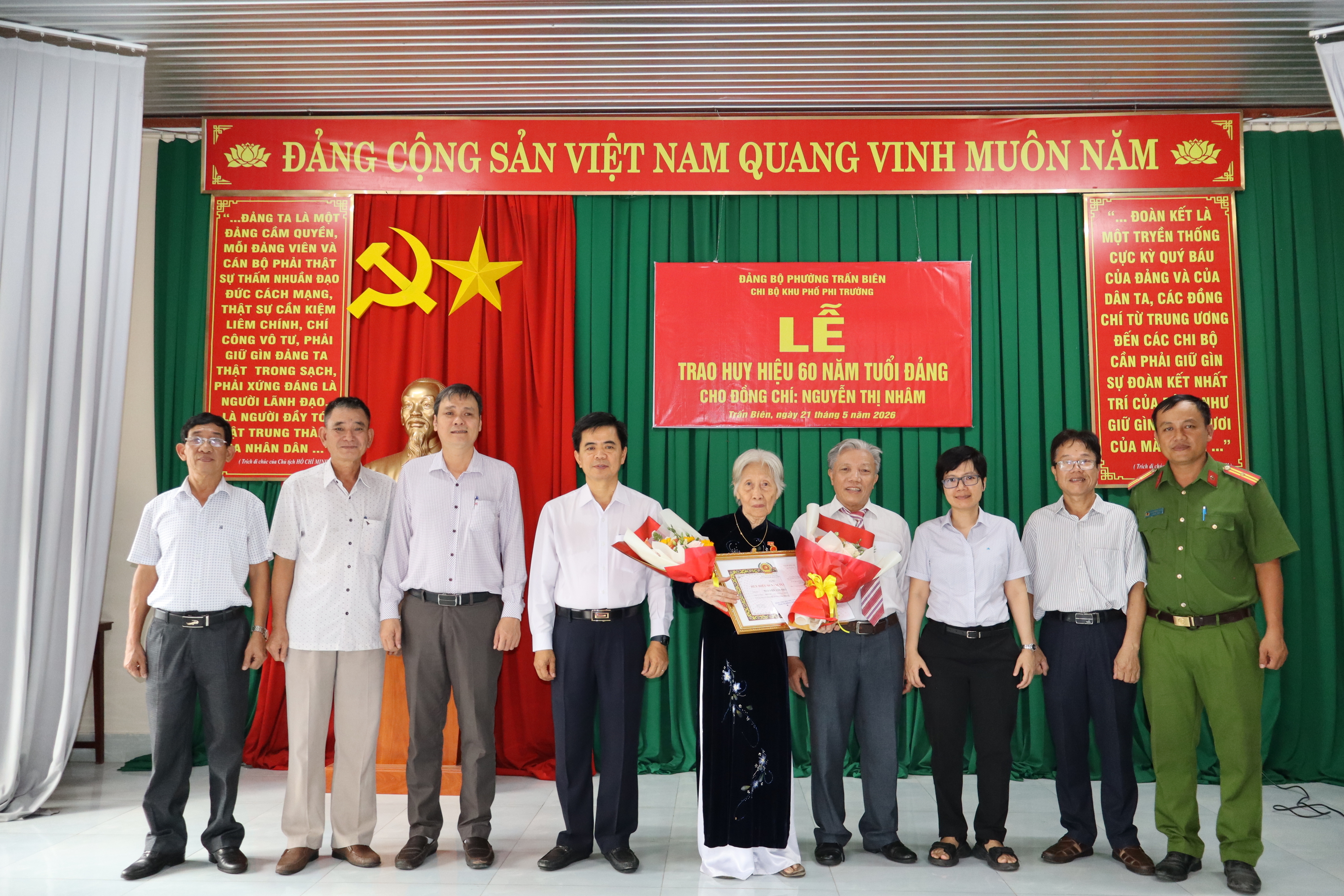 Lãnh đạo Đảng ủy phường Trấn Biên tặng Huy hiệu 60 năm tuổi Đảng cho đồng chí Nguyễn Thị Nhâm