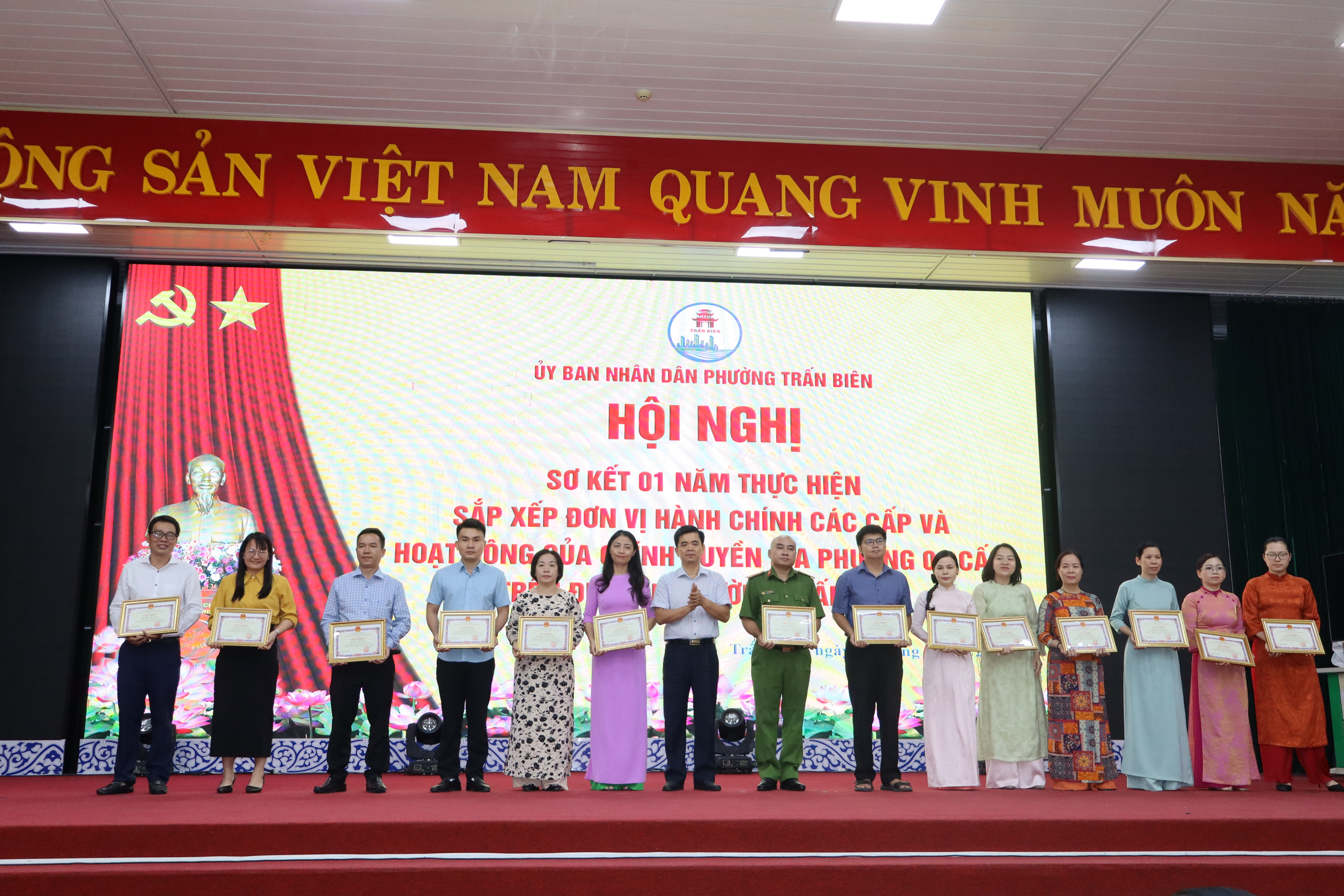 Lãnh đạo phường Trấn Biên trao khen thưởng cho các cá nhân và tập thể có thành tích xuất sắc sau 1 năm vận hành chính quyền địa phương 2 cấp