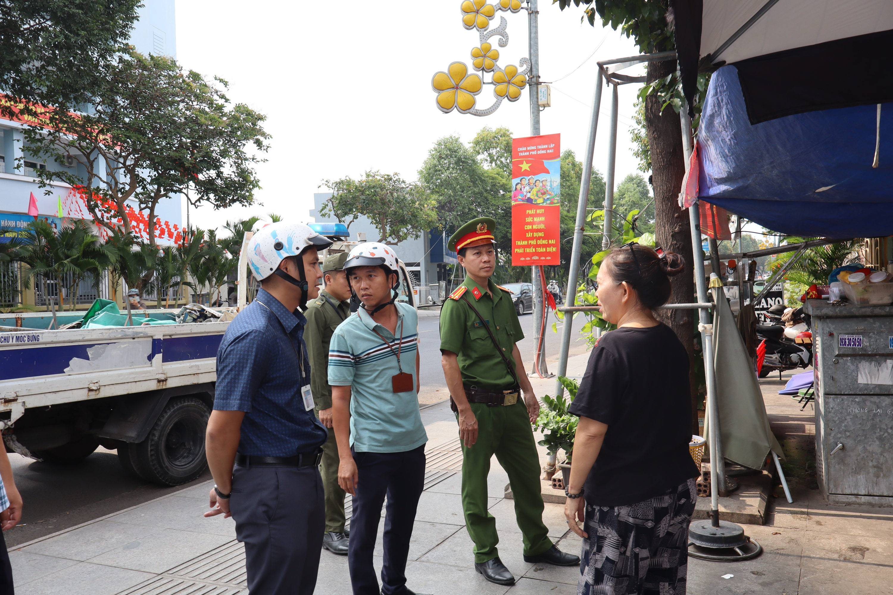Lực lượng chức năng phường Trấn Biên nhắc nhở hộ kinh doanh dọn dẹp và không bày bán lấn chiếm vỉa hè tại tuyến đường Hà Huy Giáp